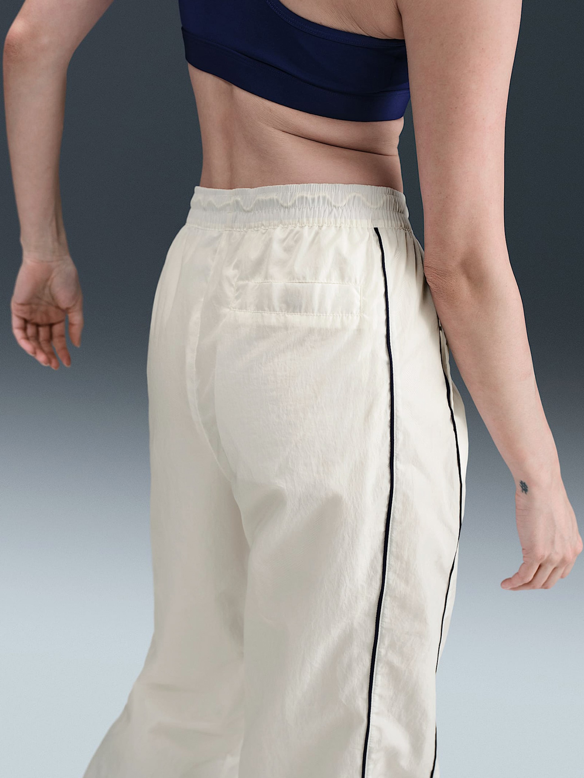 Calças Nike Windrunner Woven High Rise Brancas e Pretas Para Mulher