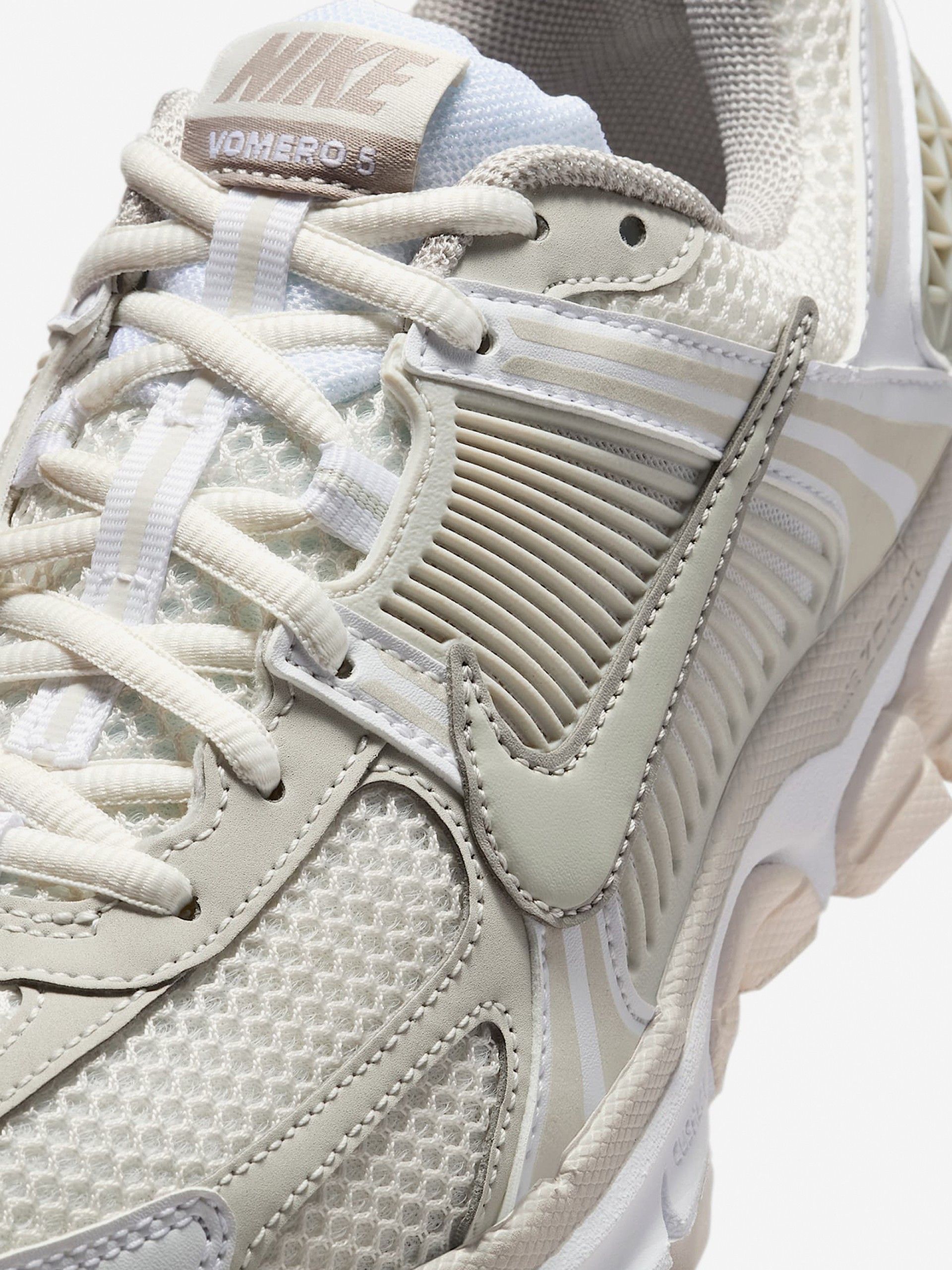 Sapatilhas Nike Zoom Vomero 5 Bege e Brancas Para Mulher