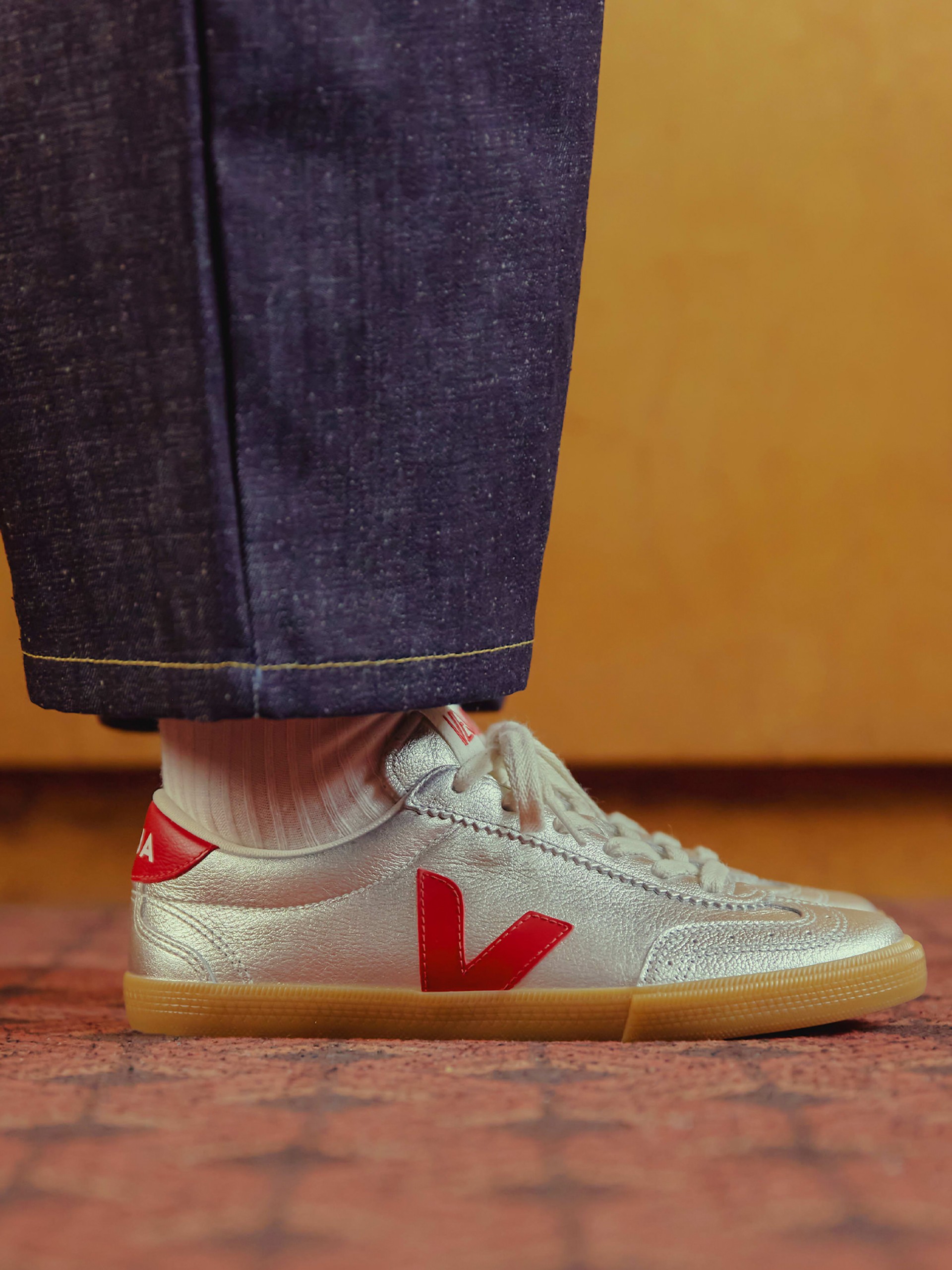 Zapatillas VEJA Volley Plateadas y Rojas