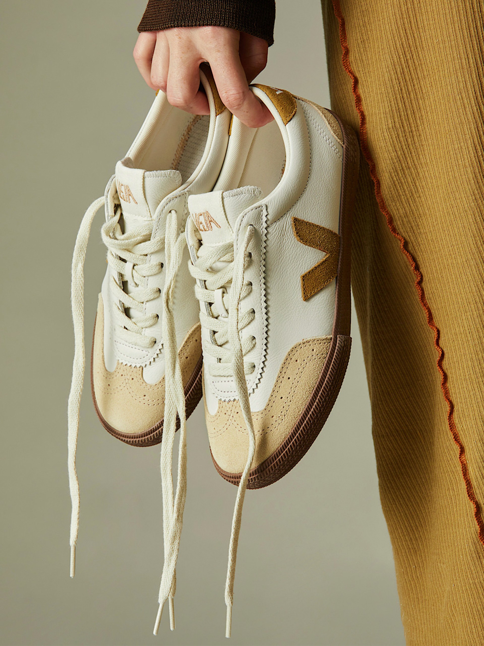 Zapatillas VEJA Volley Blancas y Camel