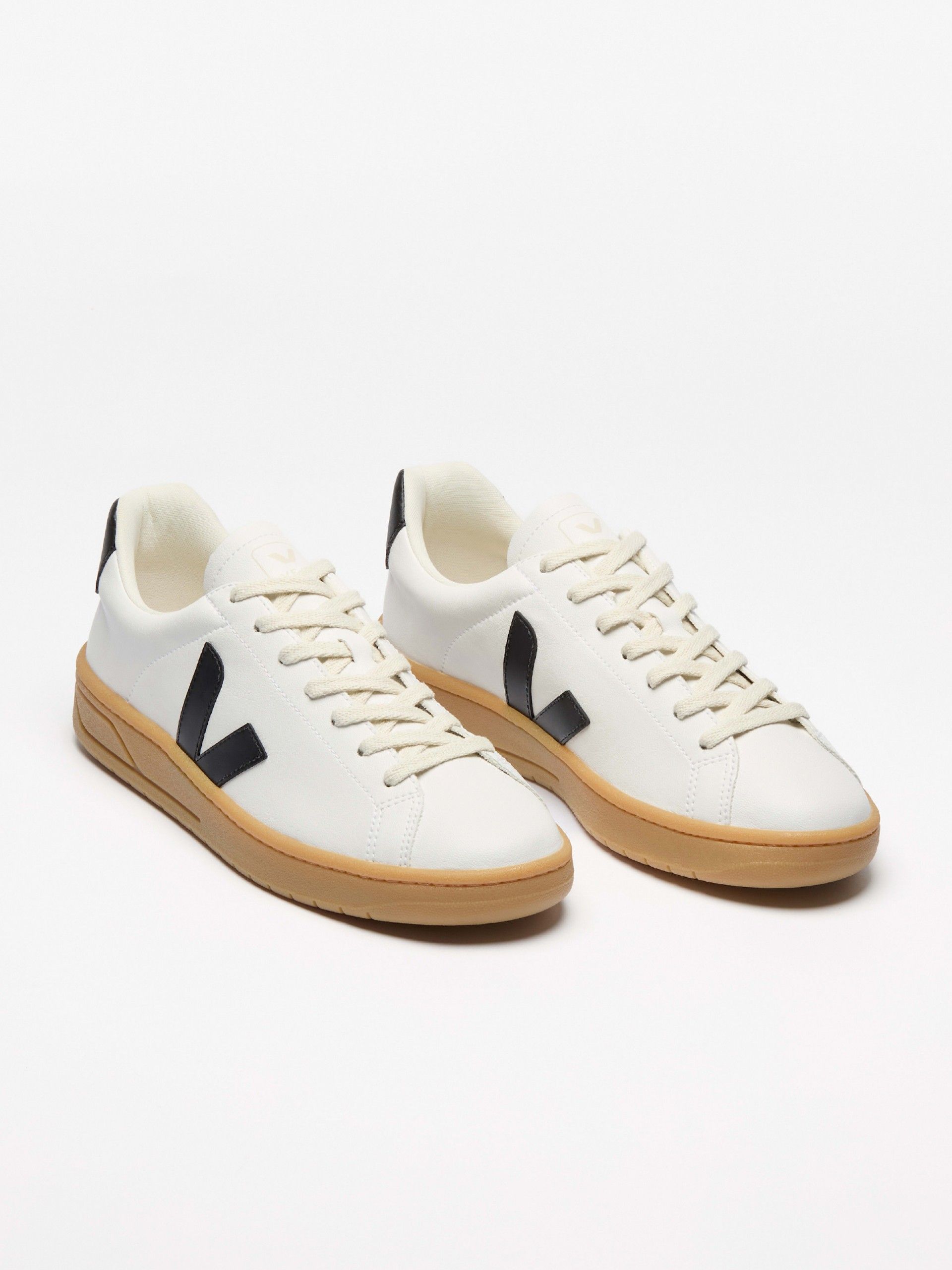 Zapatillas VEJA Urca CWL Blancas y Negras