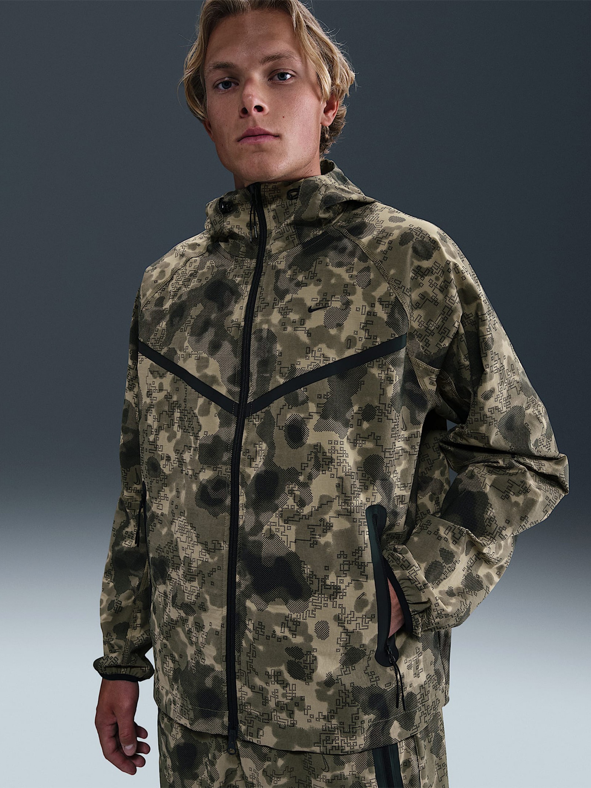 Chaqueta con Capucha Nike Tech Windrunner Dri-FIT Estampado de Camuflaje Para Hombre