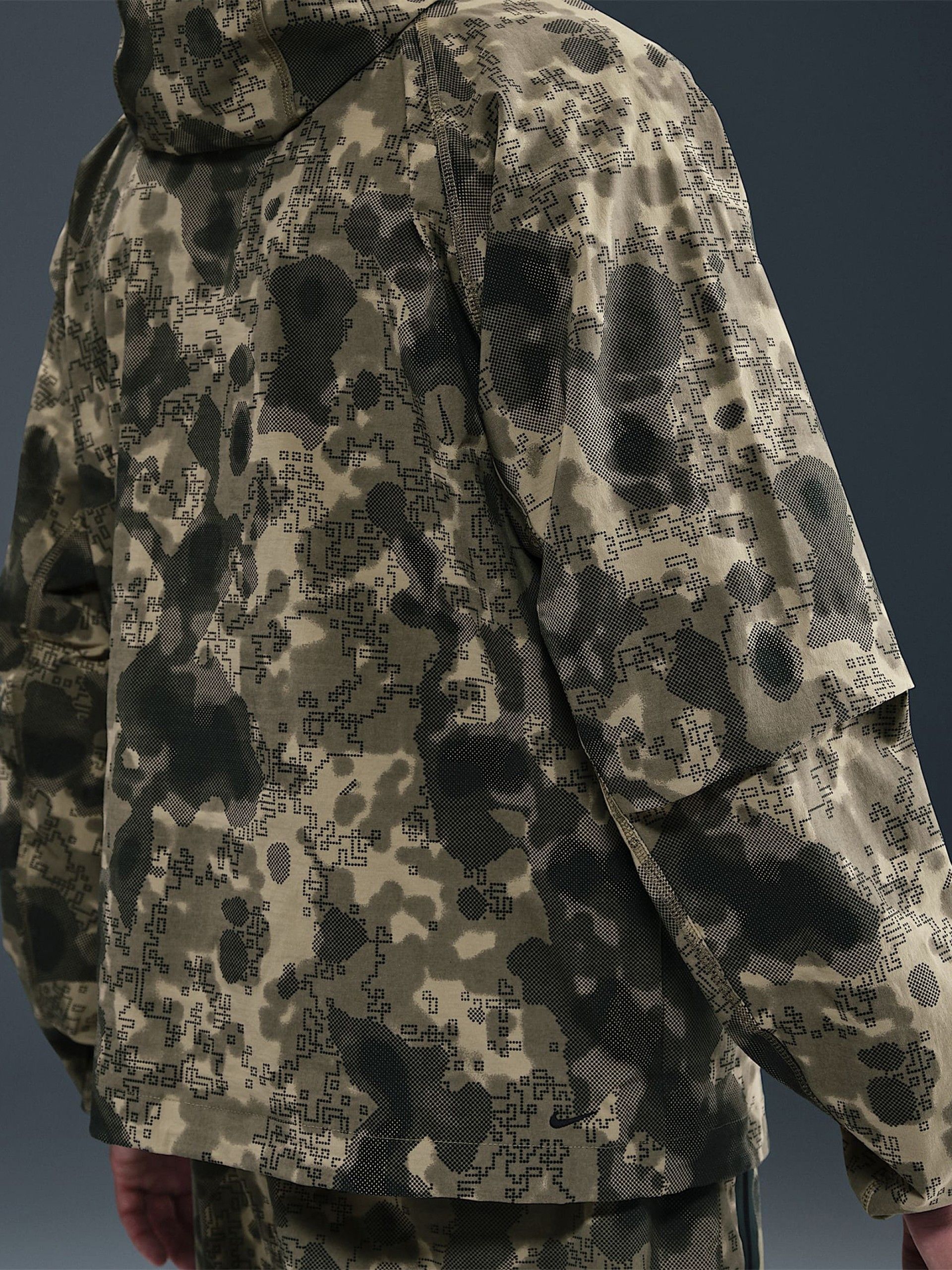 Chaqueta con Capucha Nike Tech Windrunner Dri-FIT Estampado de Camuflaje Para Hombre