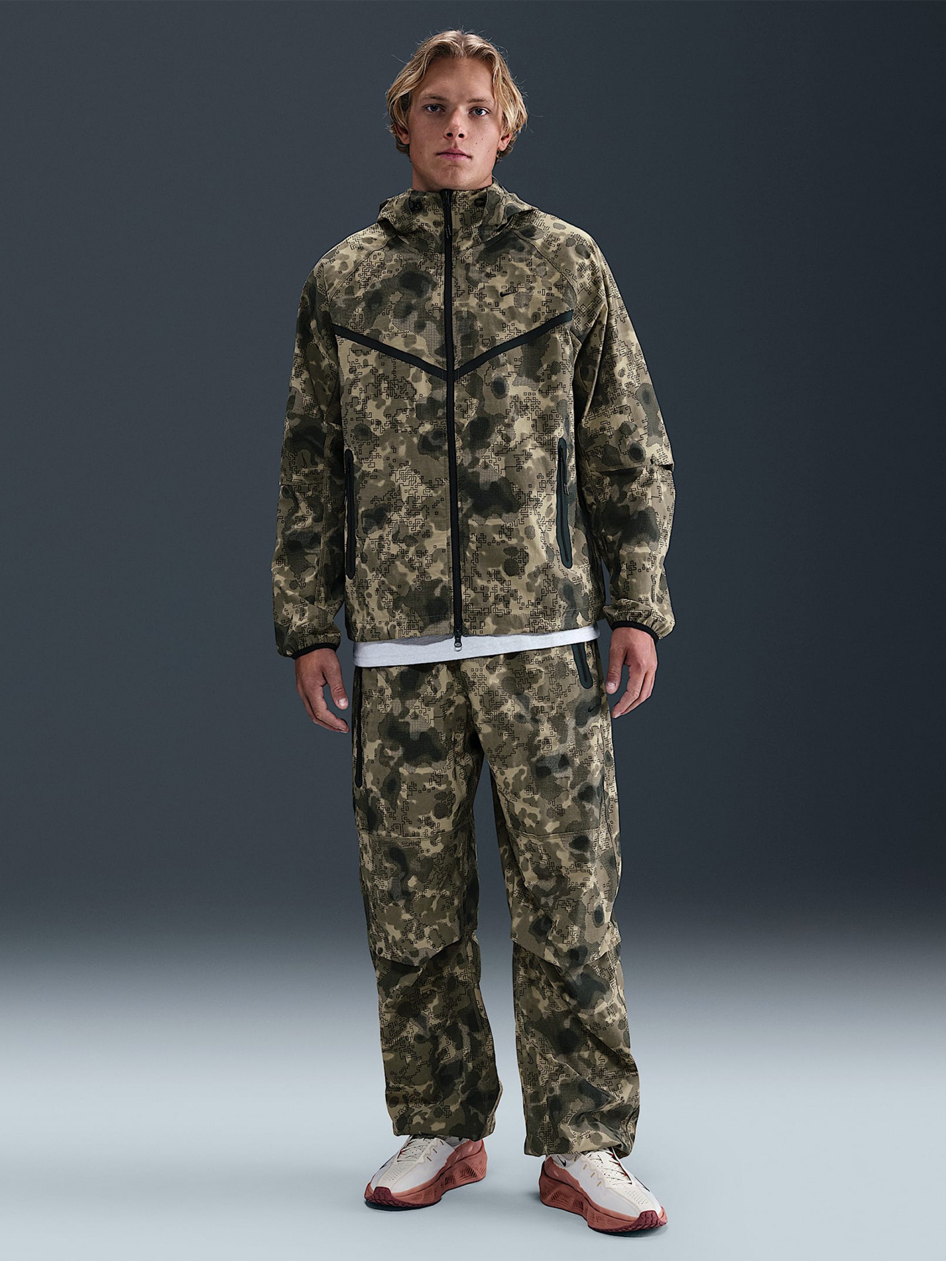 Chaqueta con Capucha Nike Tech Windrunner Dri-FIT Estampado de Camuflaje Para Hombre
