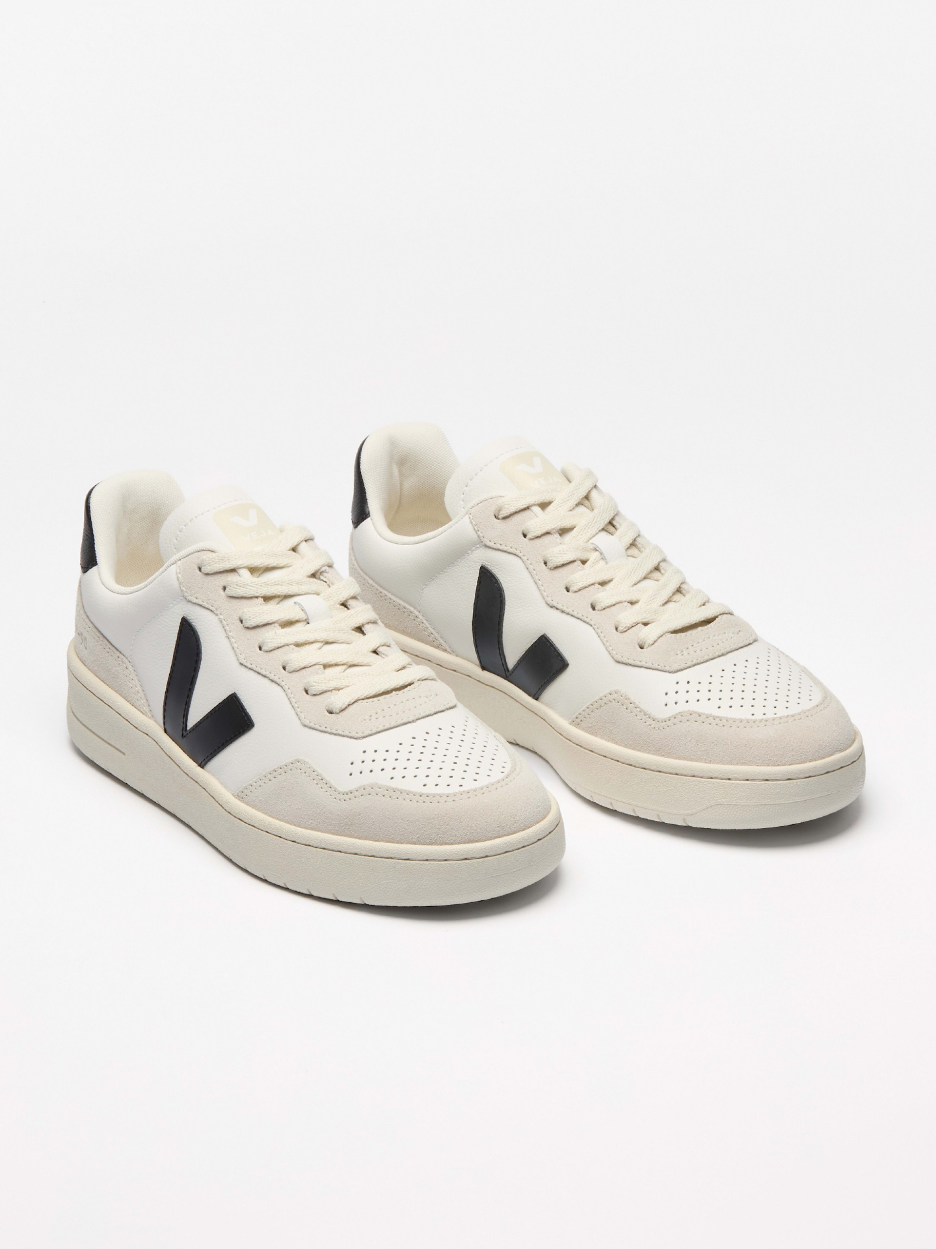 Sapatilhas VEJA V-90 Leather Brancas e Pretas