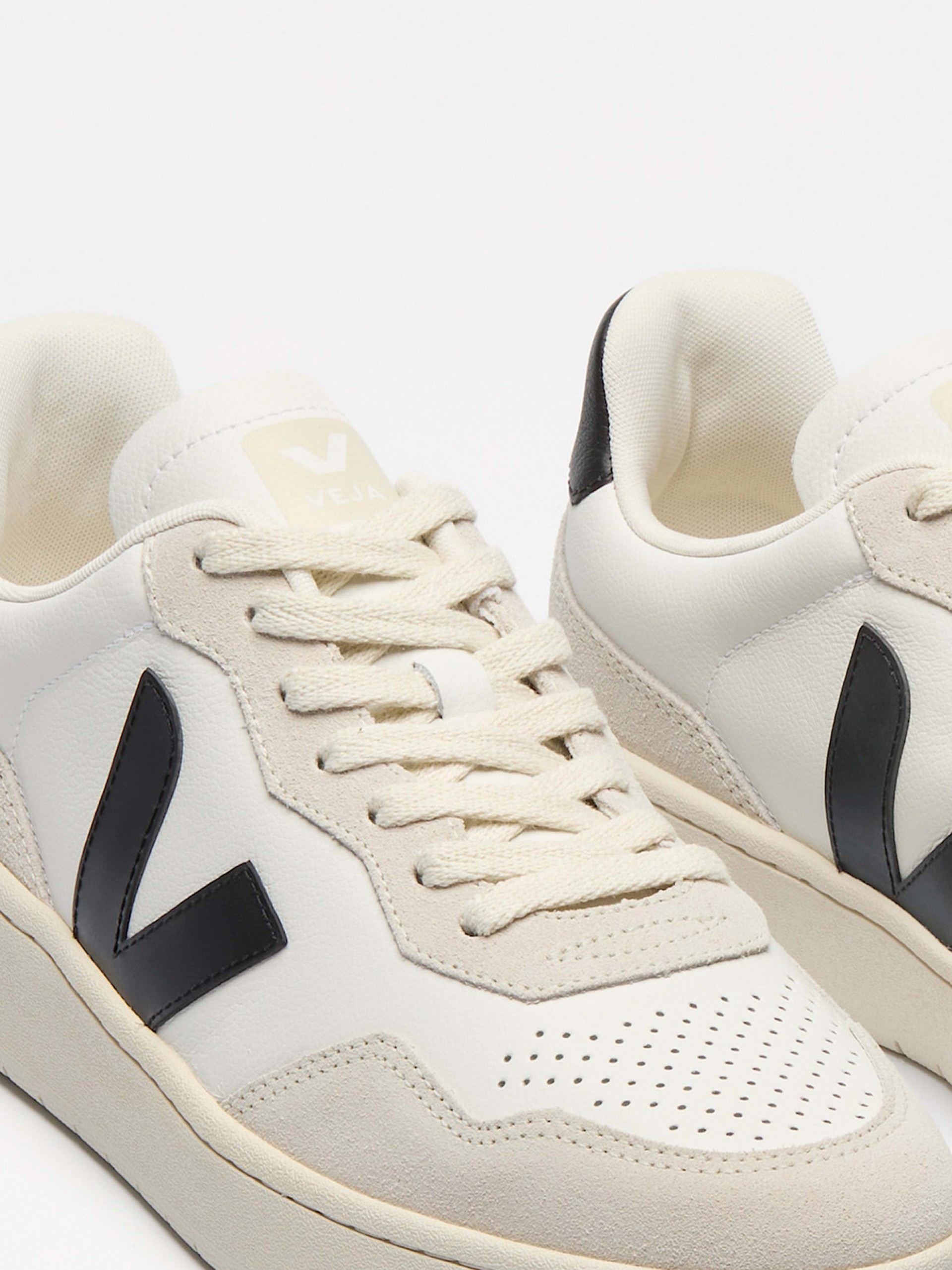 Sapatilhas VEJA V-90 Leather Brancas e Pretas