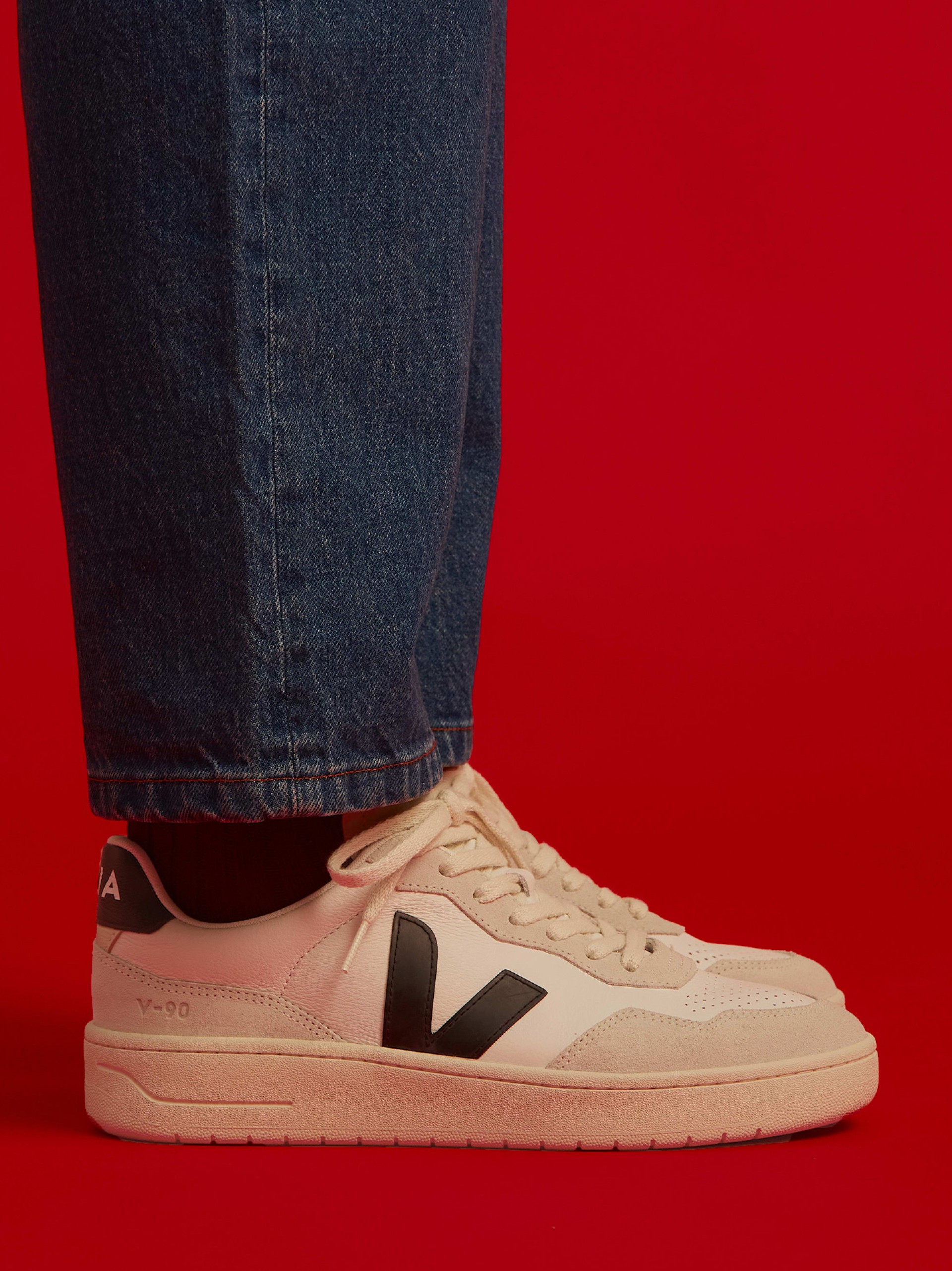 Sapatilhas VEJA V-90 Leather Brancas e Pretas