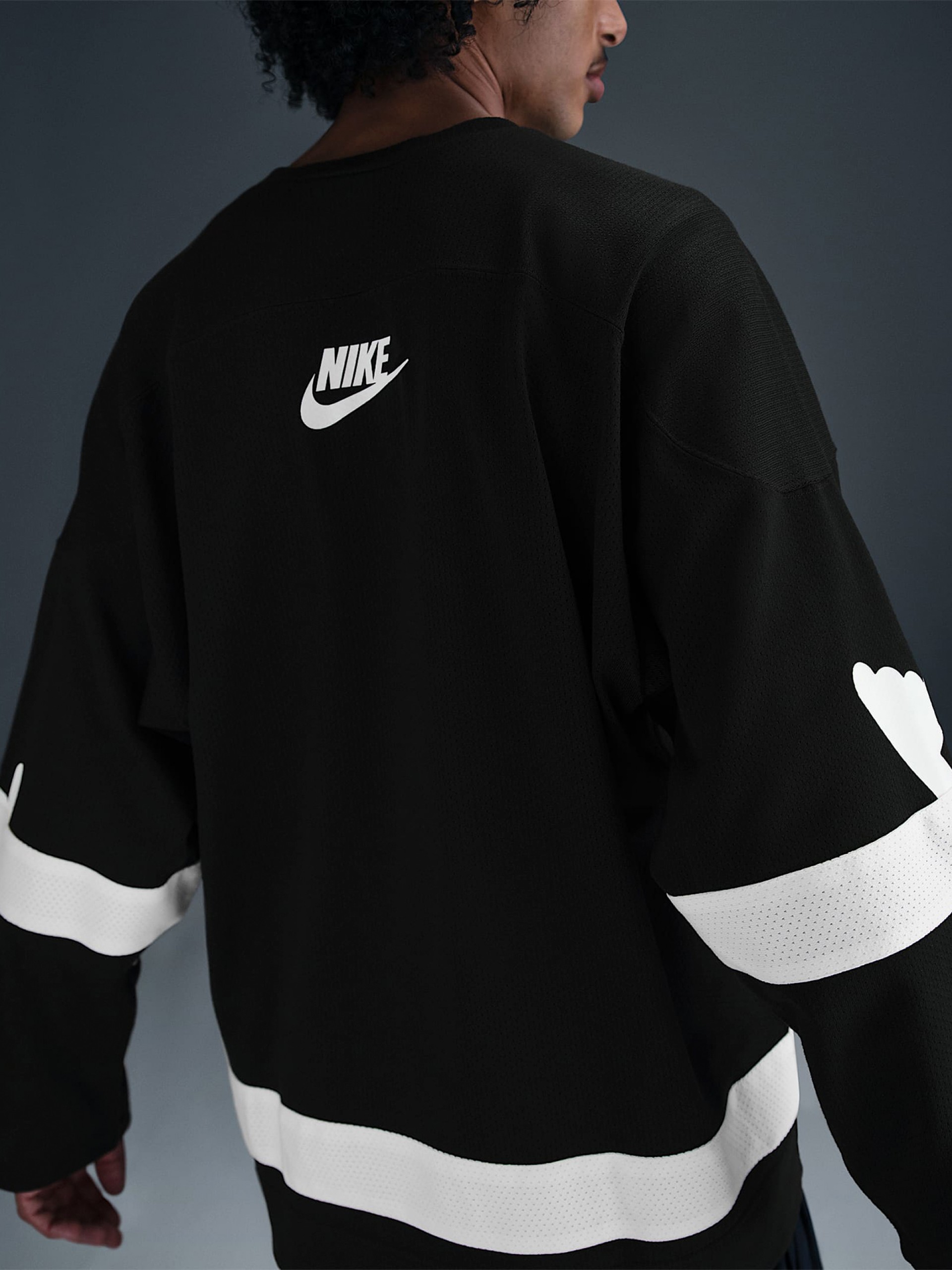 Sudadera Nike Sportswear Club Negra y Blanca Para Hombre