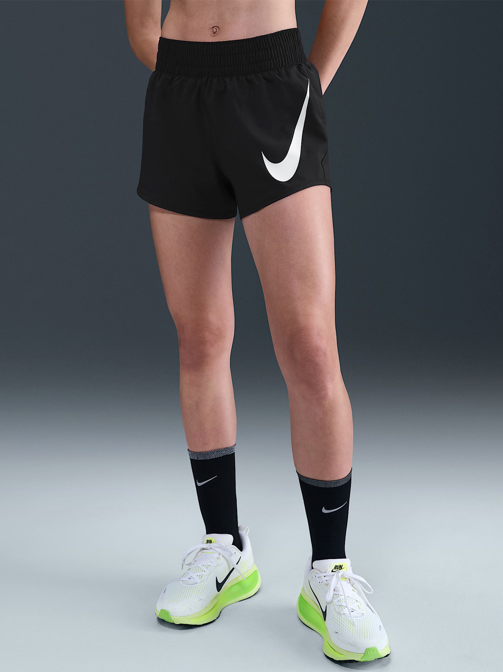 Pantalones Cortos de Running Nike Swoosh Dri-FIT Mid-Rise Loose 7.5cm Negros Para Mujer