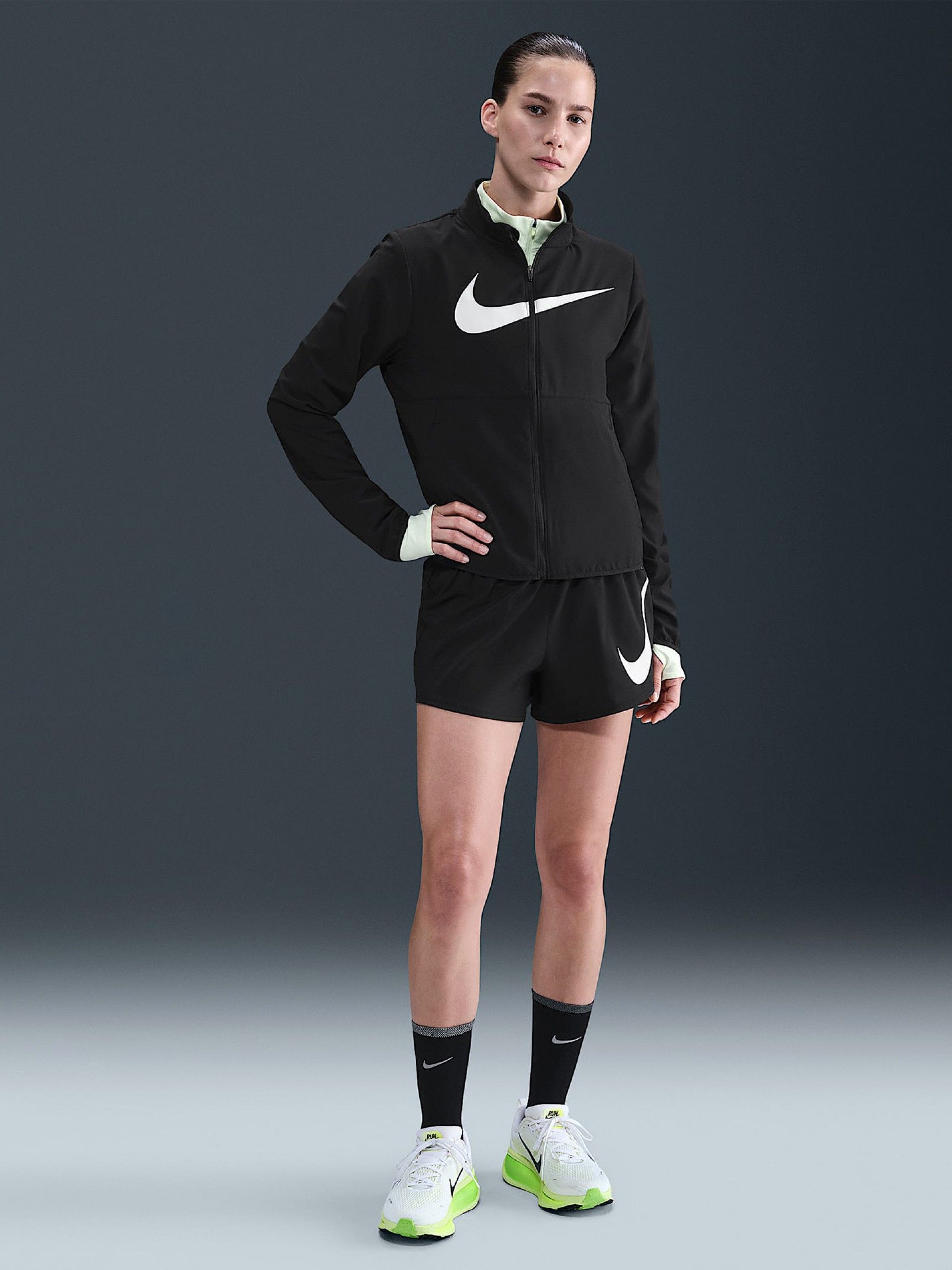 Pantalones Cortos de Running Nike Swoosh Dri-FIT Mid-Rise Loose 7.5cm Negros Para Mujer