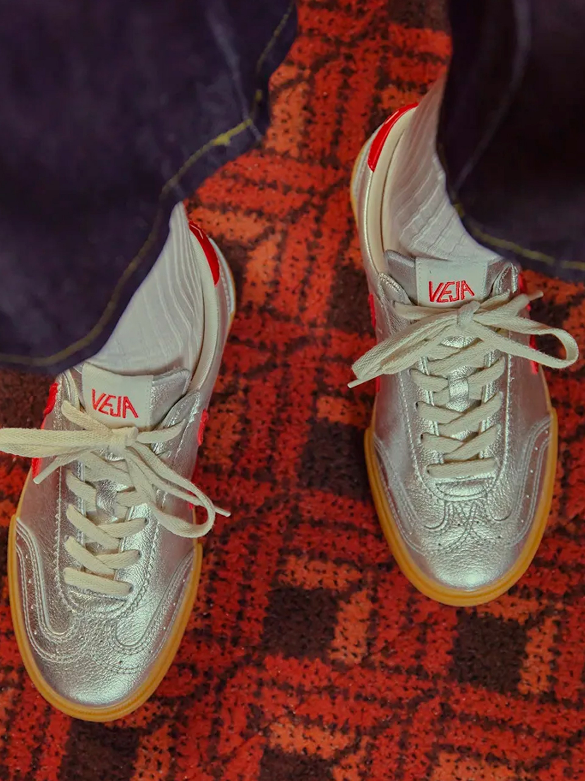 Zapatillas VEJA Volley Plateadas y Rojas