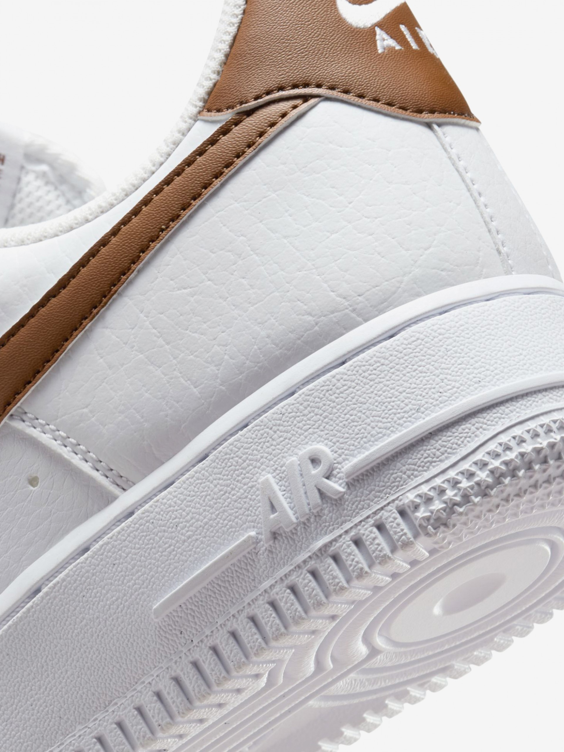 Sapatilhas Nike Air Force 1 Next Nature Brancas e Castanhas Para Mulher