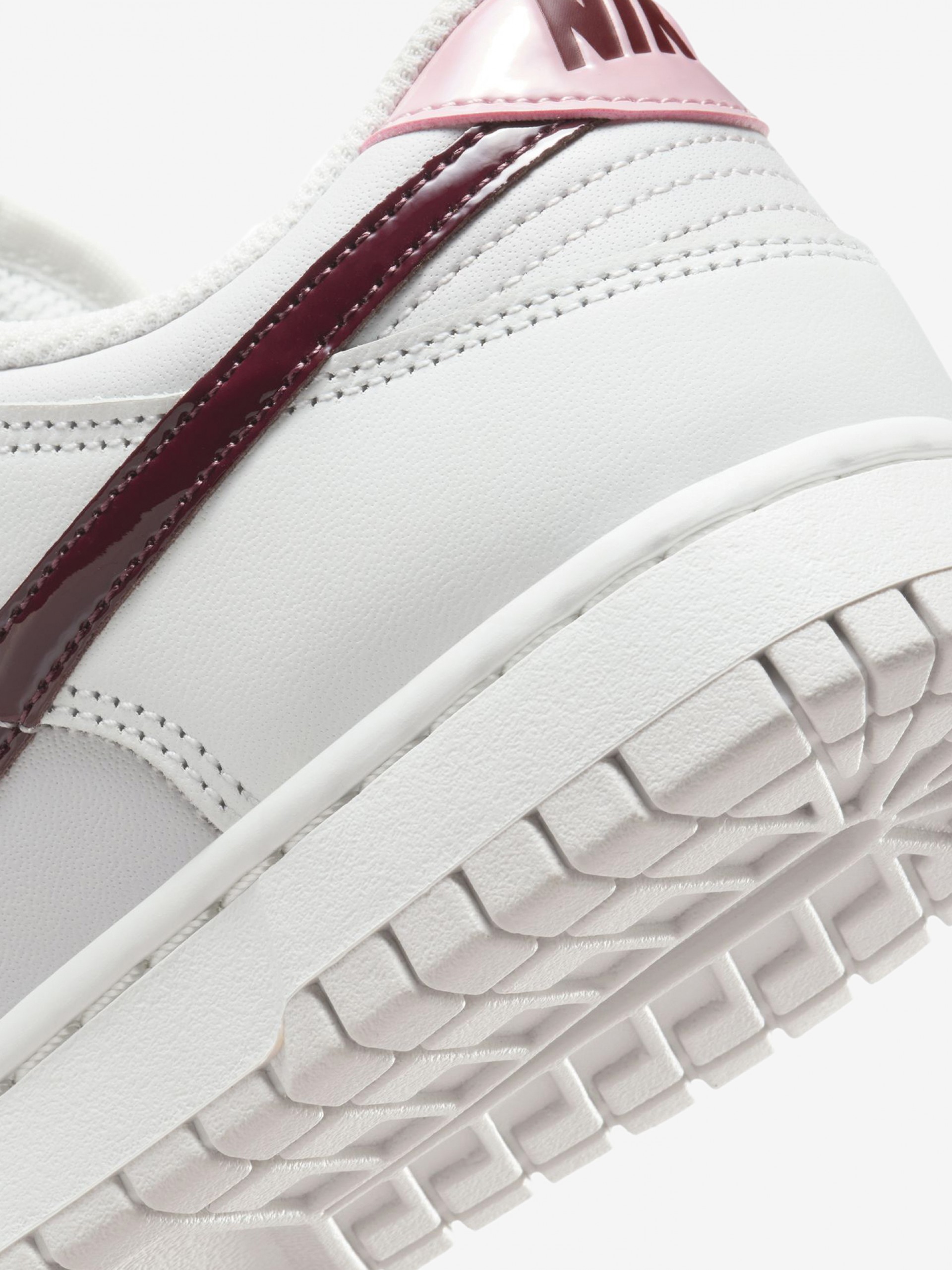 Sapatilhas Nike Dunk Low Cinzentas e Bordeaux Para Mulher