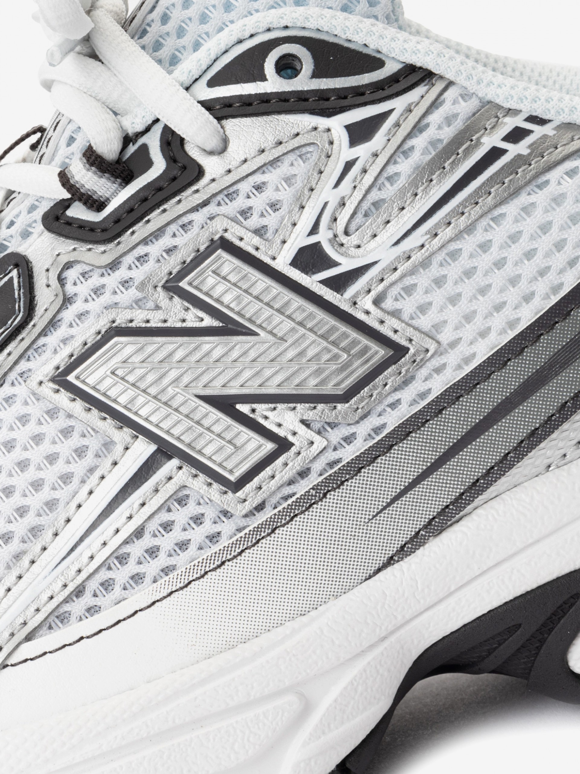 Zapatillas New Balance U740 V2 Blancas y Negras