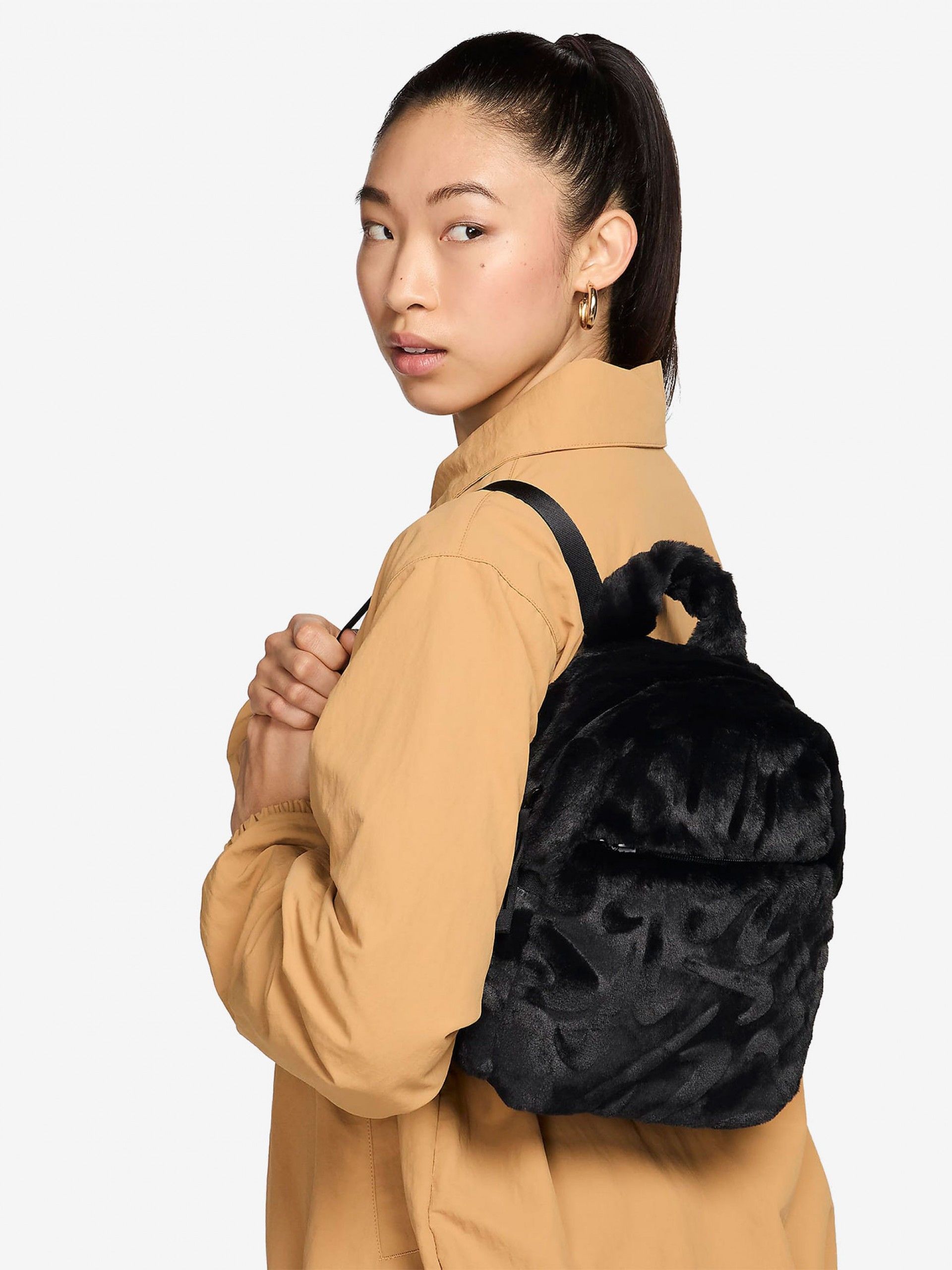 Mochila Nike Sportswear de Pelo Sintético 6L Preta Para Mulher