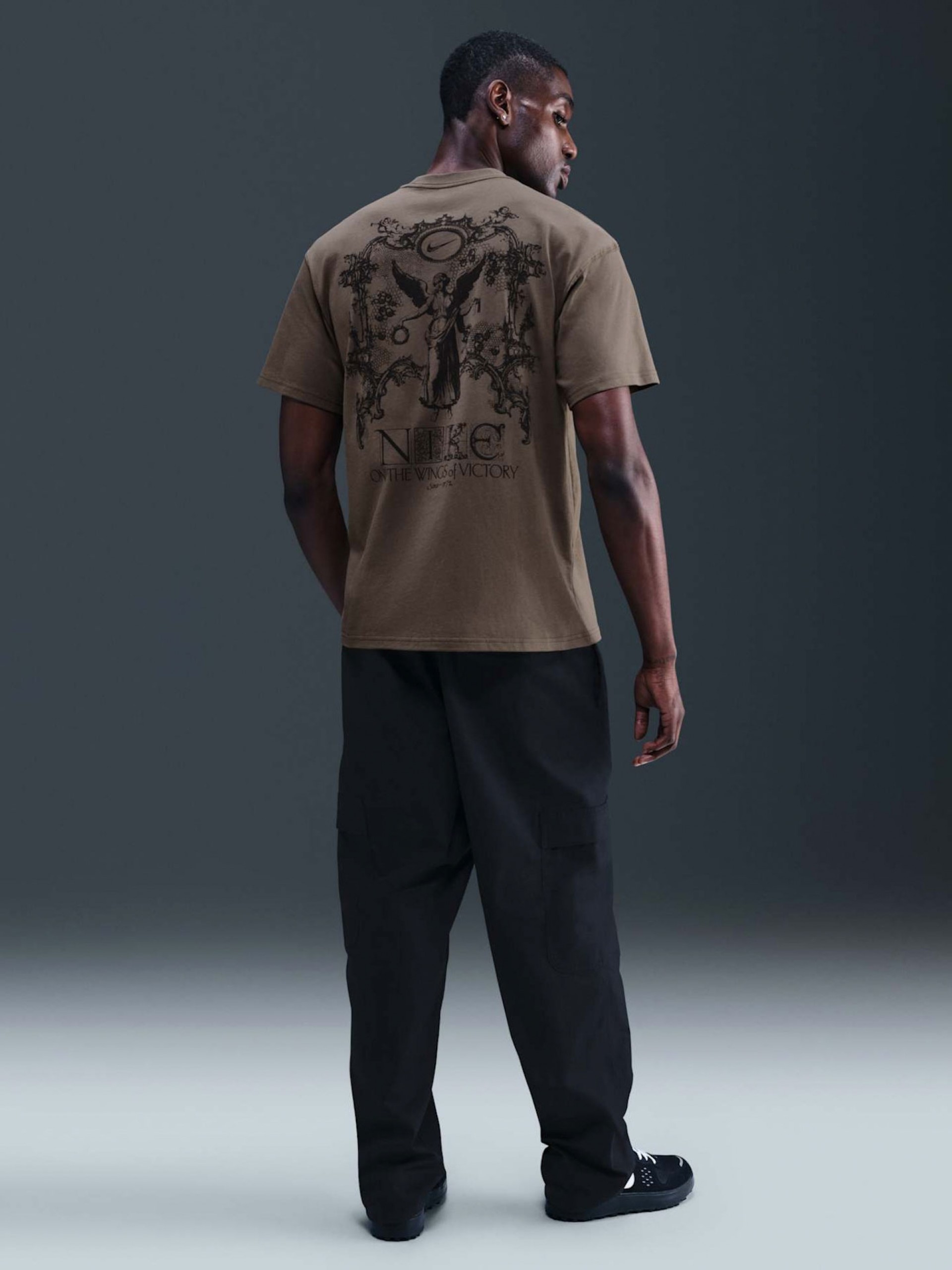 T-shirt Nike Sportswear Max90 Wings Victory Castanha Para Homem