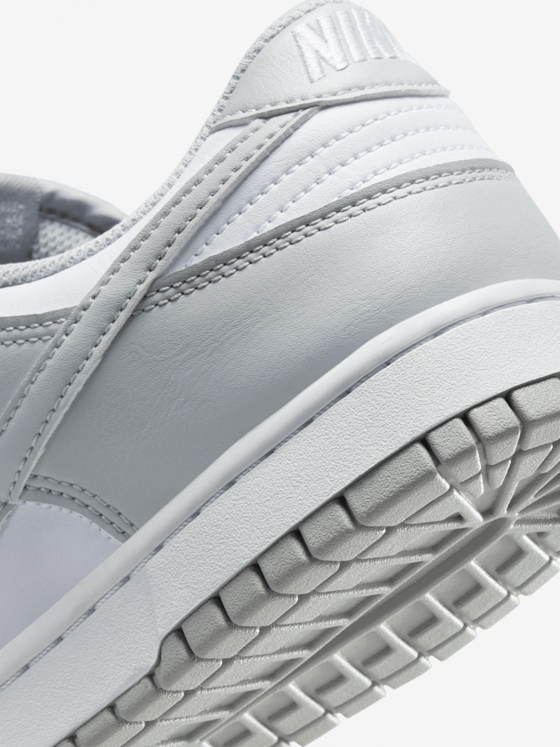 Zapatillas Nike Dunk Low Retro Grises y Blancas