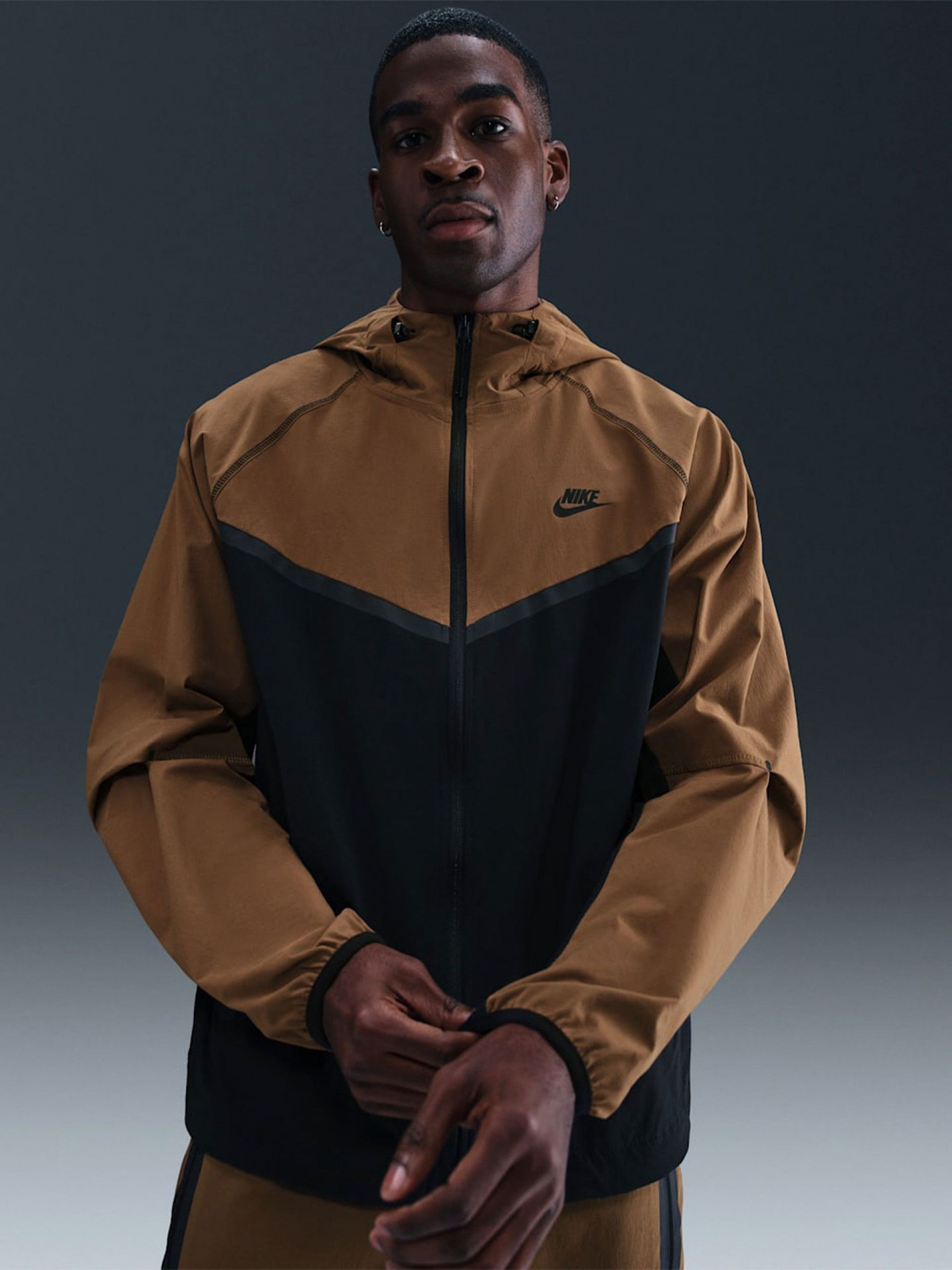 Chaqueta Cortavientos con Capucha Nike Tech Woven Camel y Negra Para Hombre