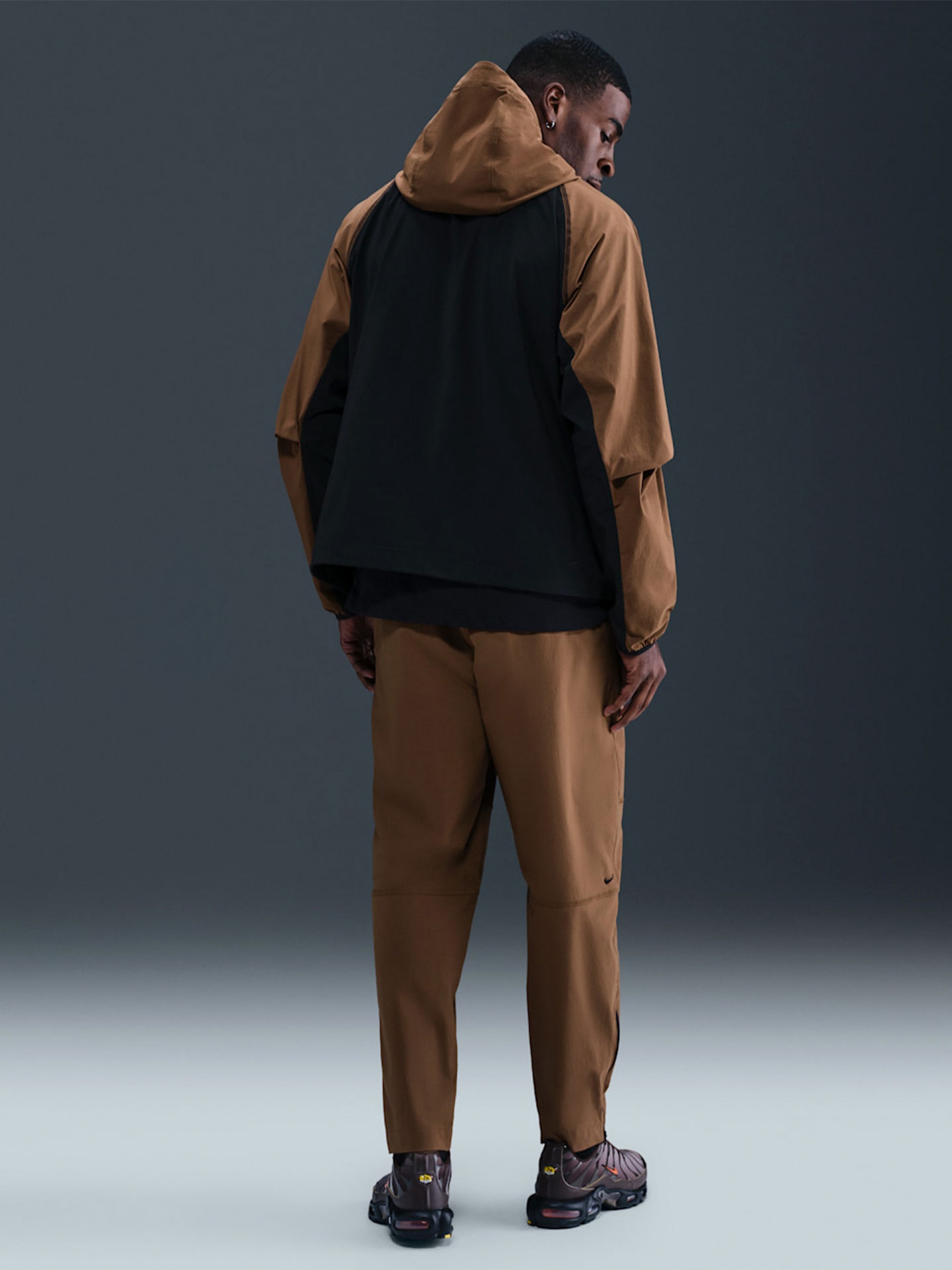 Chaqueta Cortavientos con Capucha Nike Tech Woven Camel y Negra Para Hombre