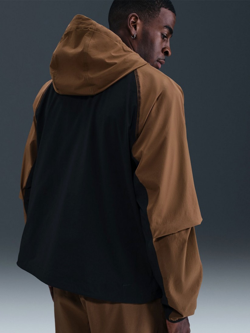 Chaqueta Cortavientos con Capucha Nike Tech Woven Camel y Negra Para Hombre