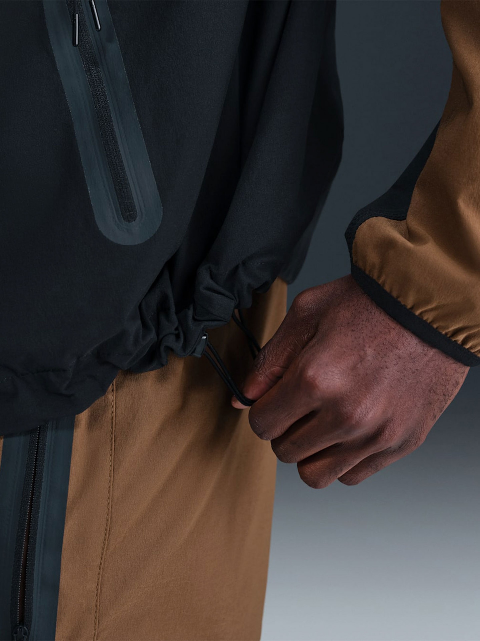 Chaqueta Cortavientos con Capucha Nike Tech Woven Camel y Negra Para Hombre