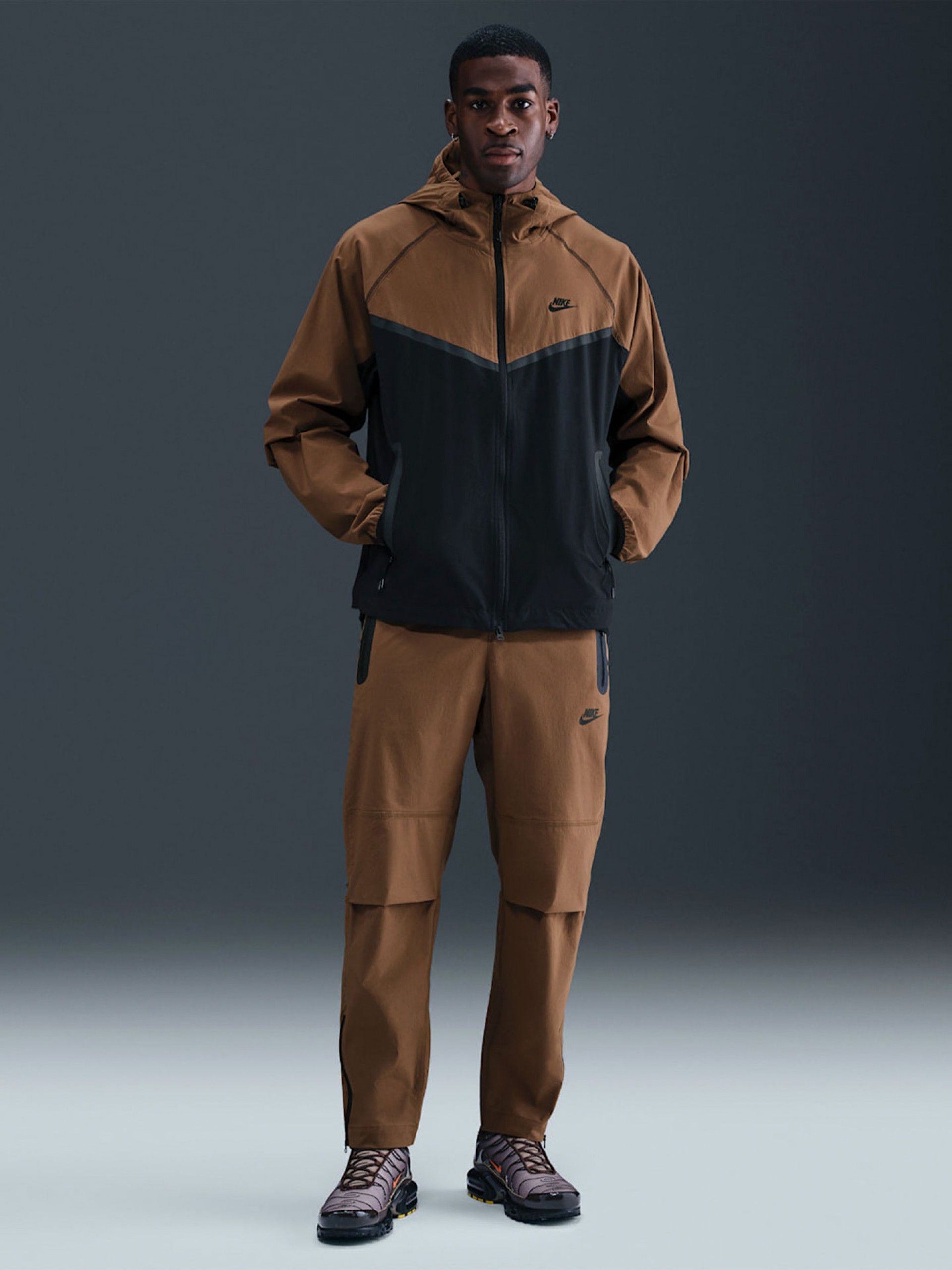Chaqueta Cortavientos con Capucha Nike Tech Woven Camel y Negra Para Hombre