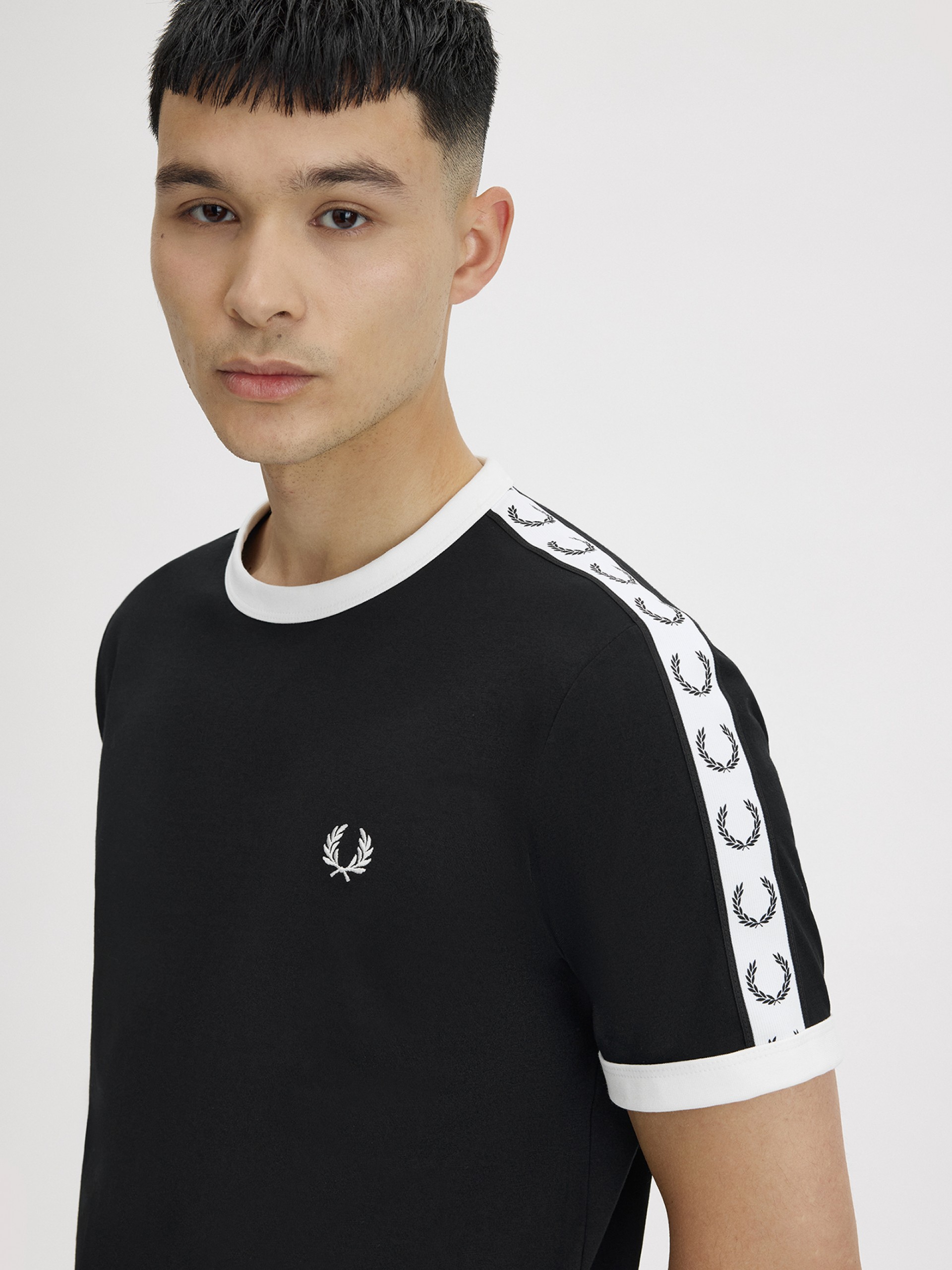 T-shirt Fred Perry Taped Ringer Preta e Branca