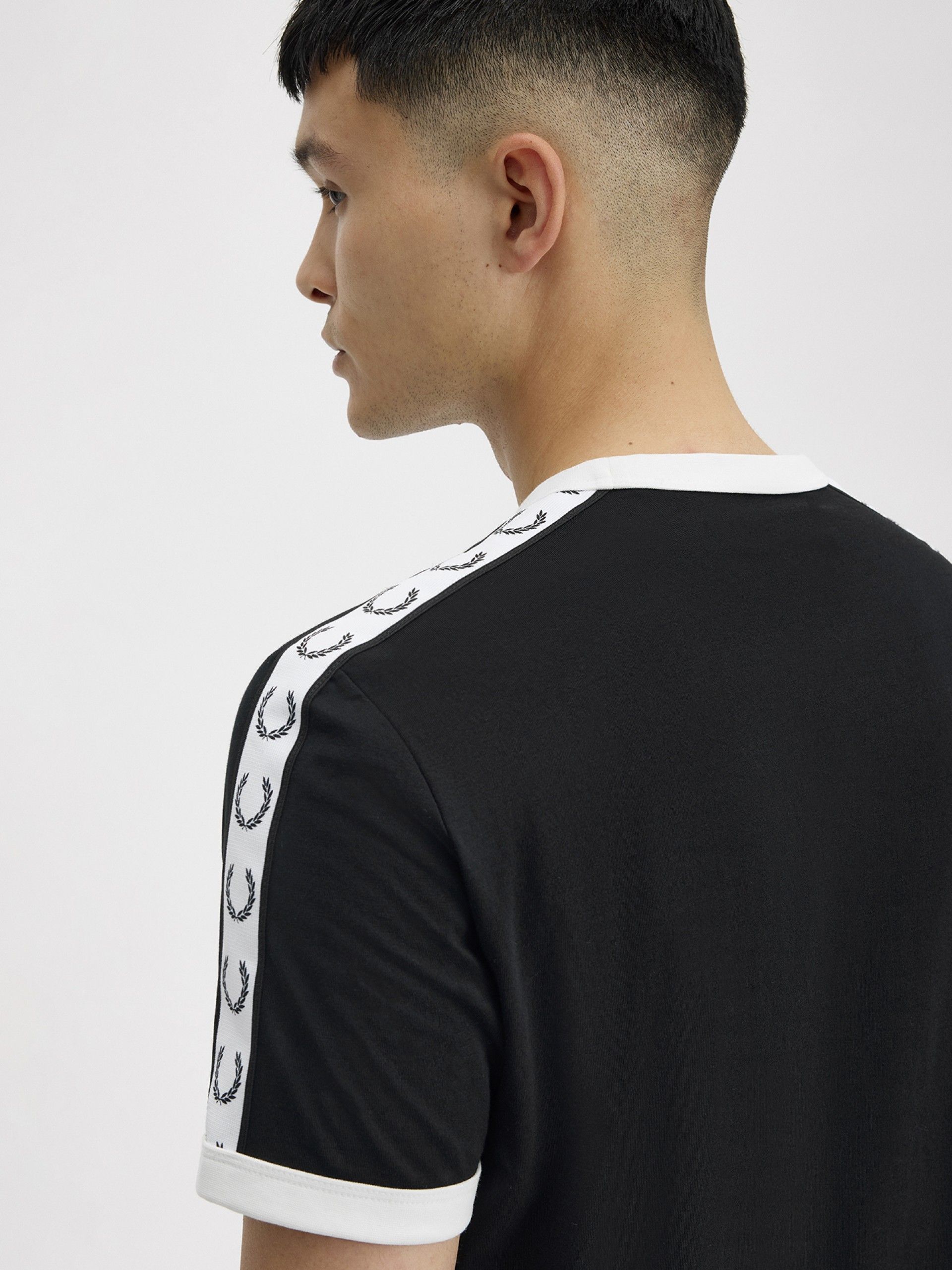 T-shirt Fred Perry Taped Ringer Preta e Branca