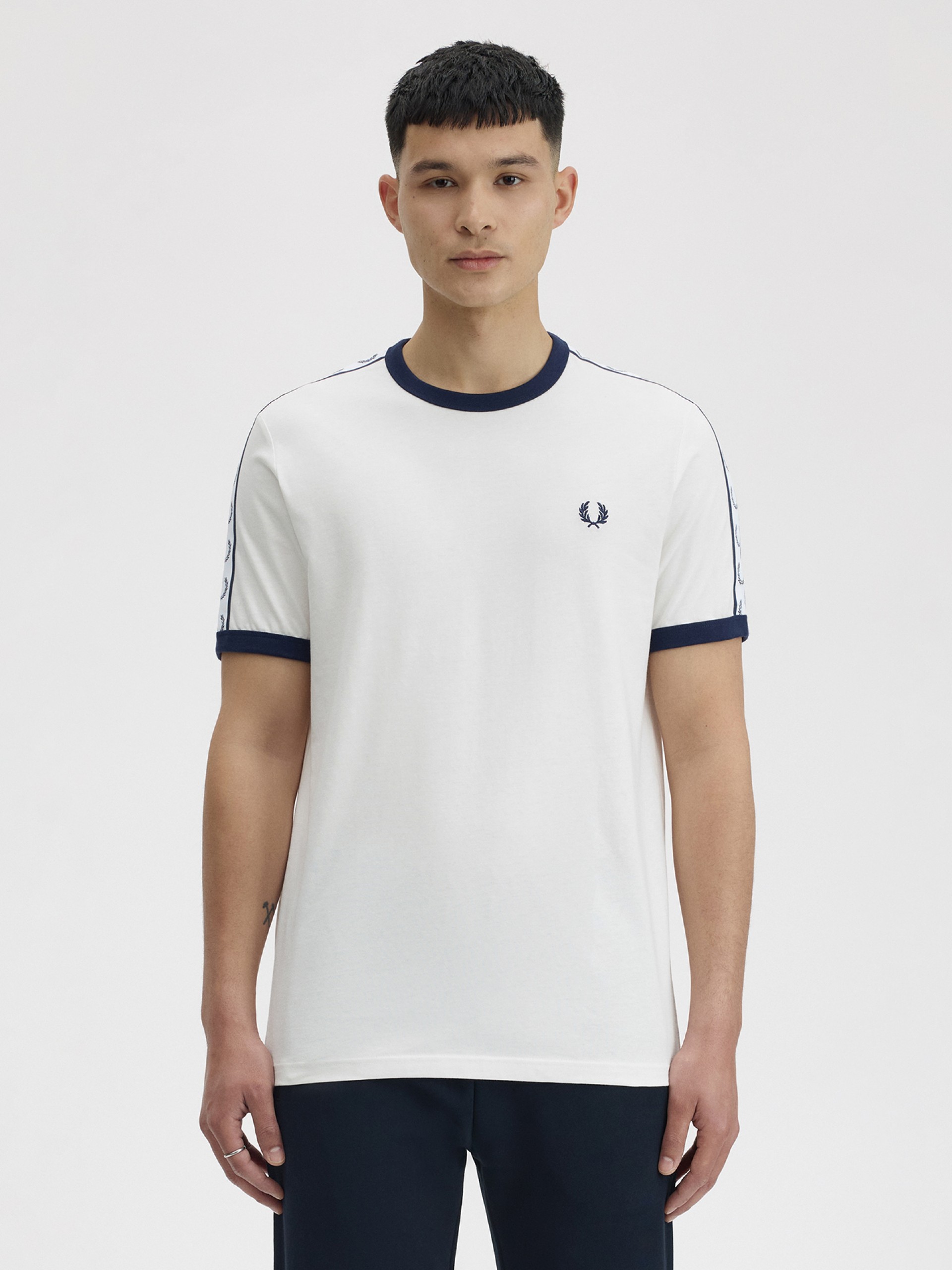 T-shirt Fred Perry Taped Ringer Branca e Preta