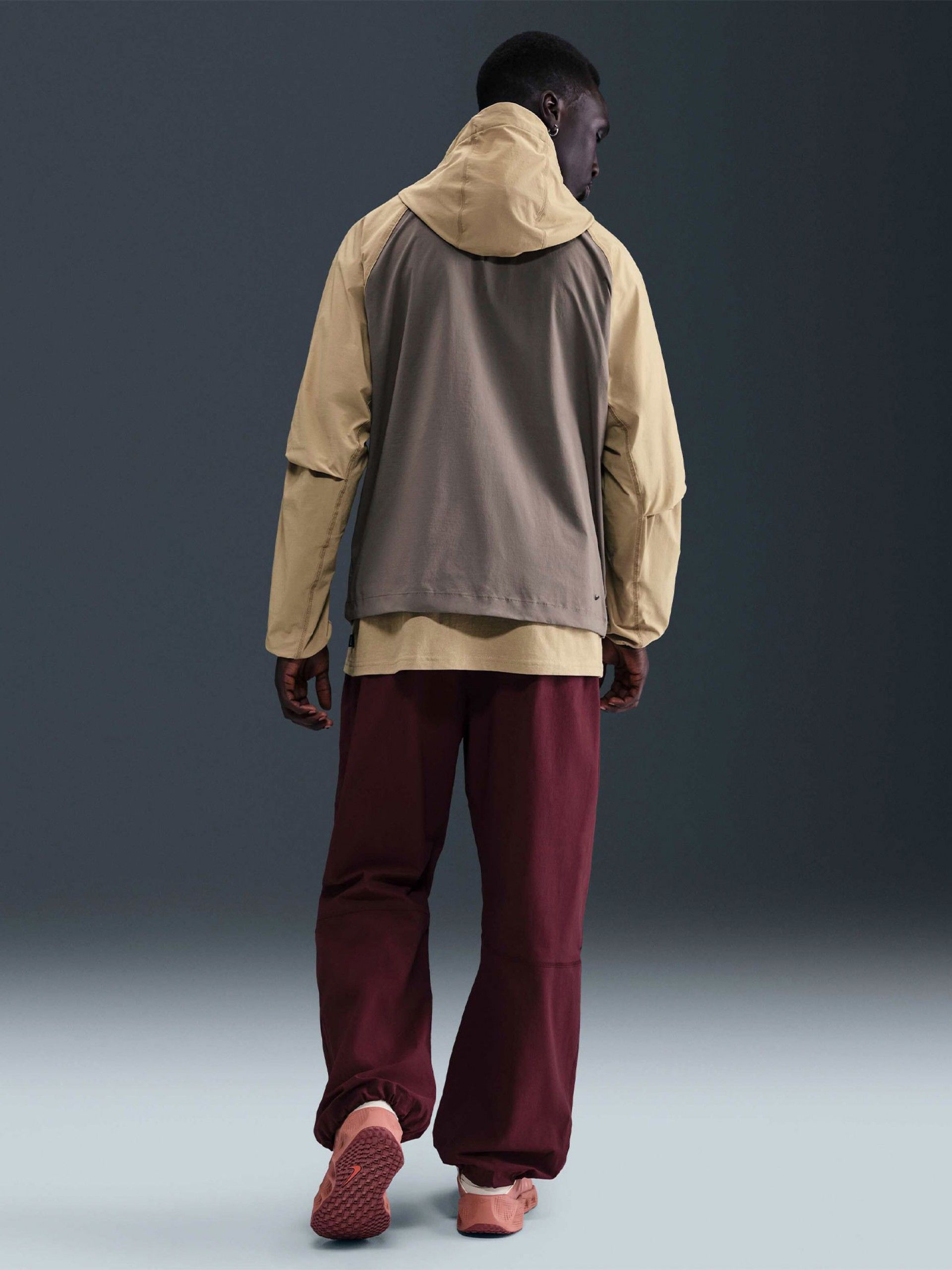 Chaqueta Cortavientos con Capucha Nike Tech Windrunner Gris y Caqui Para Hombre