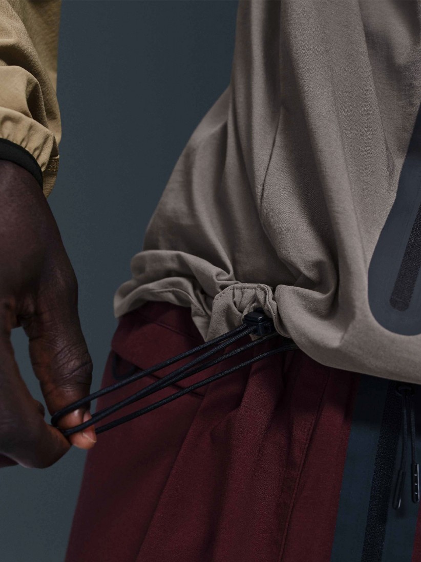 Chaqueta Cortavientos con Capucha Nike Tech Windrunner Gris y Caqui Para Hombre