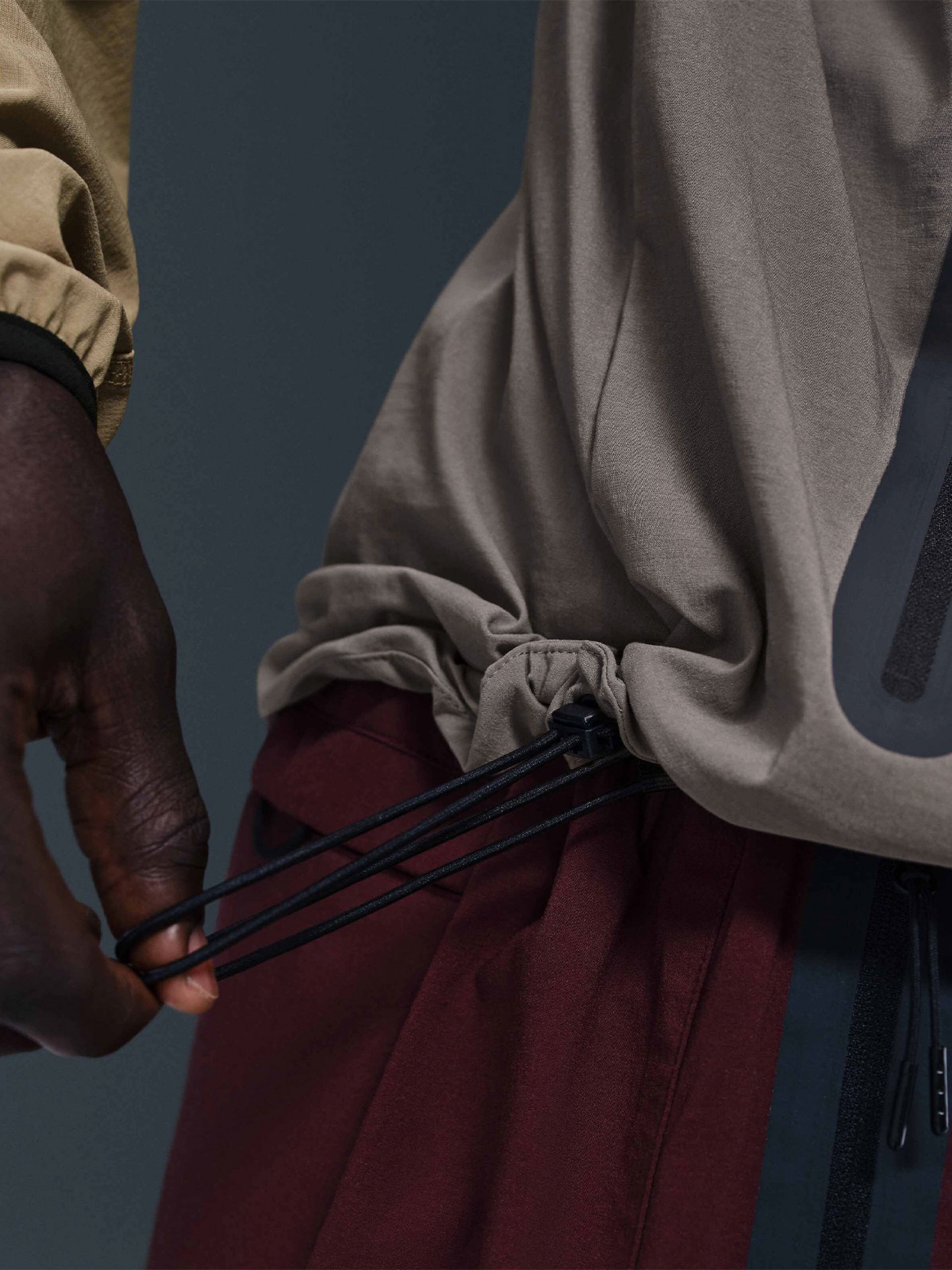 Chaqueta Cortavientos con Capucha Nike Tech Windrunner Gris y Caqui Para Hombre