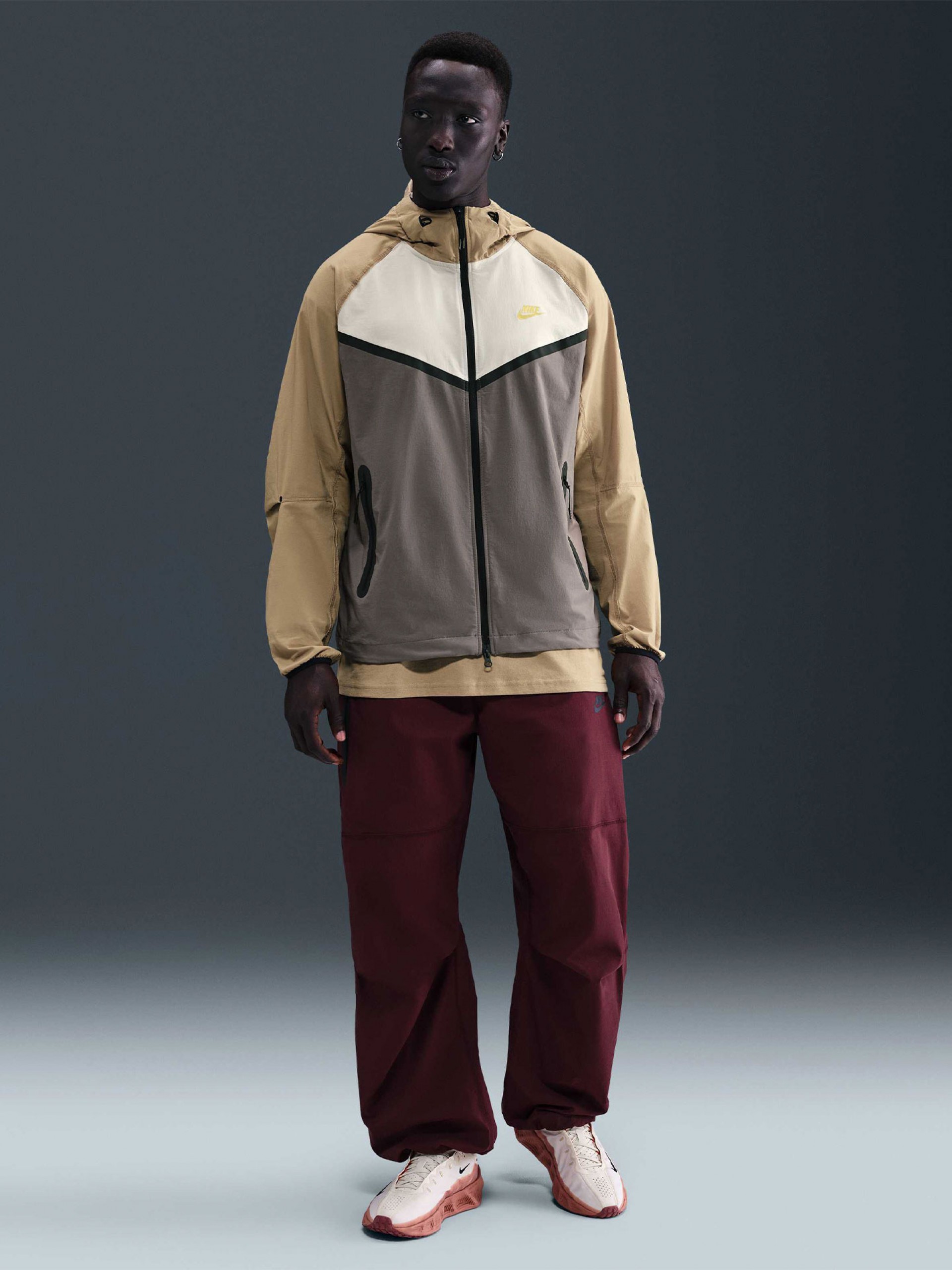 Chaqueta Cortavientos con Capucha Nike Tech Windrunner Gris y Caqui Para Hombre