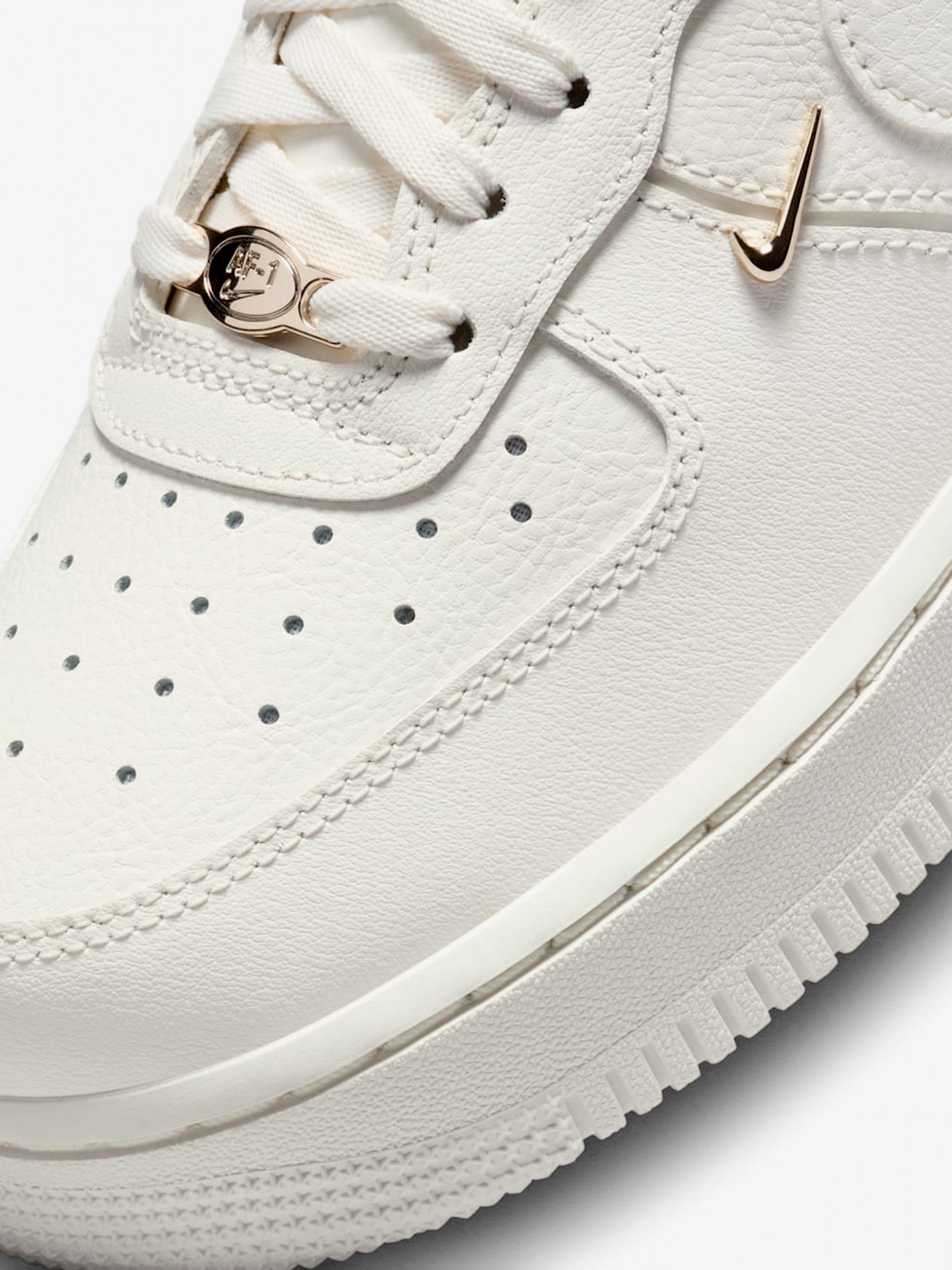 Zapatillas Nike Air Force 1 07 LX Beige y Doradas Para Mujer