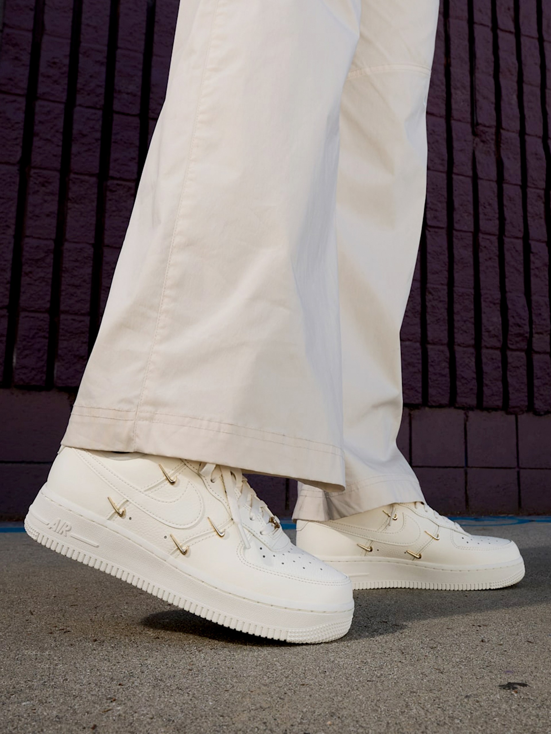 Zapatillas Nike Air Force 1 07 LX Beige y Doradas Para Mujer