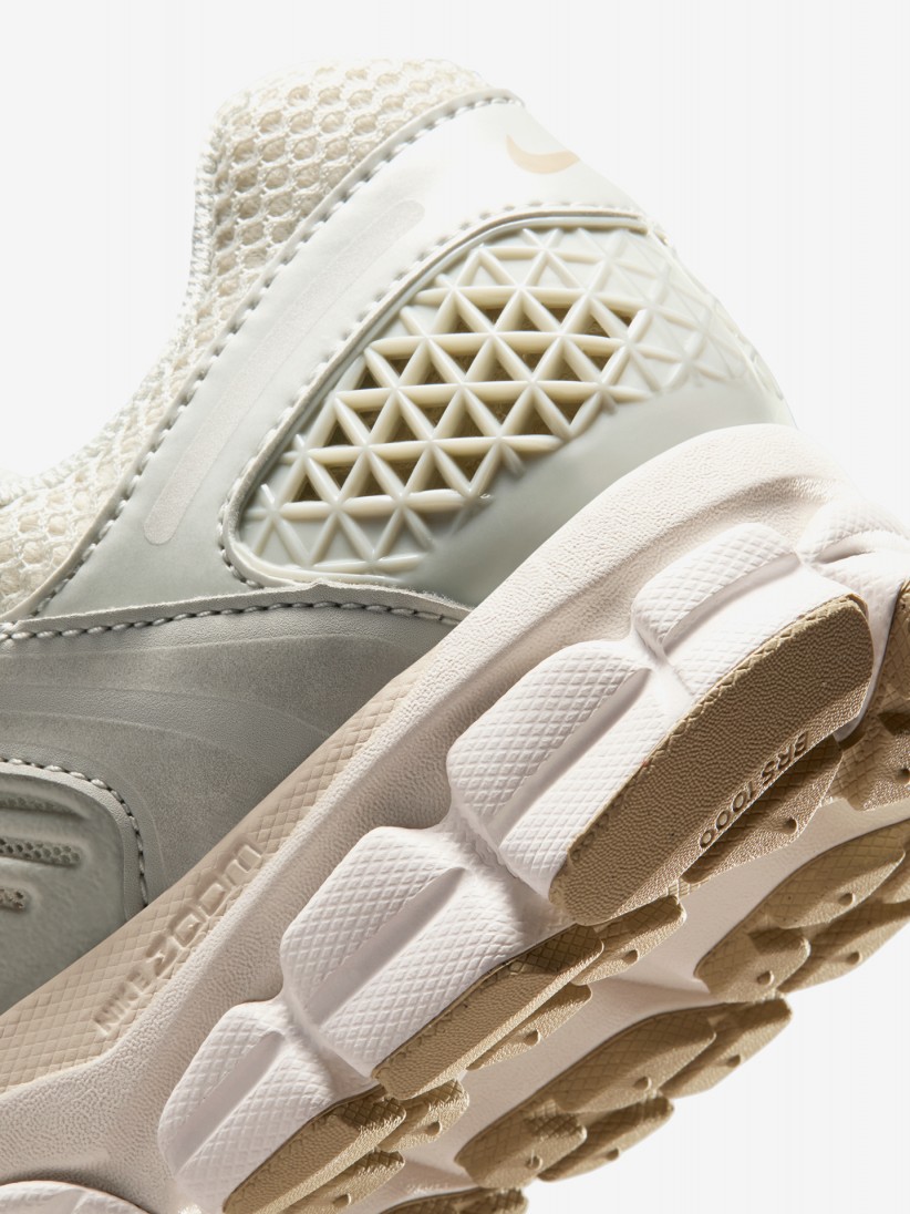 Zapatillas Nike Zoom Vomero 5 Grises y Beige Para Mujer