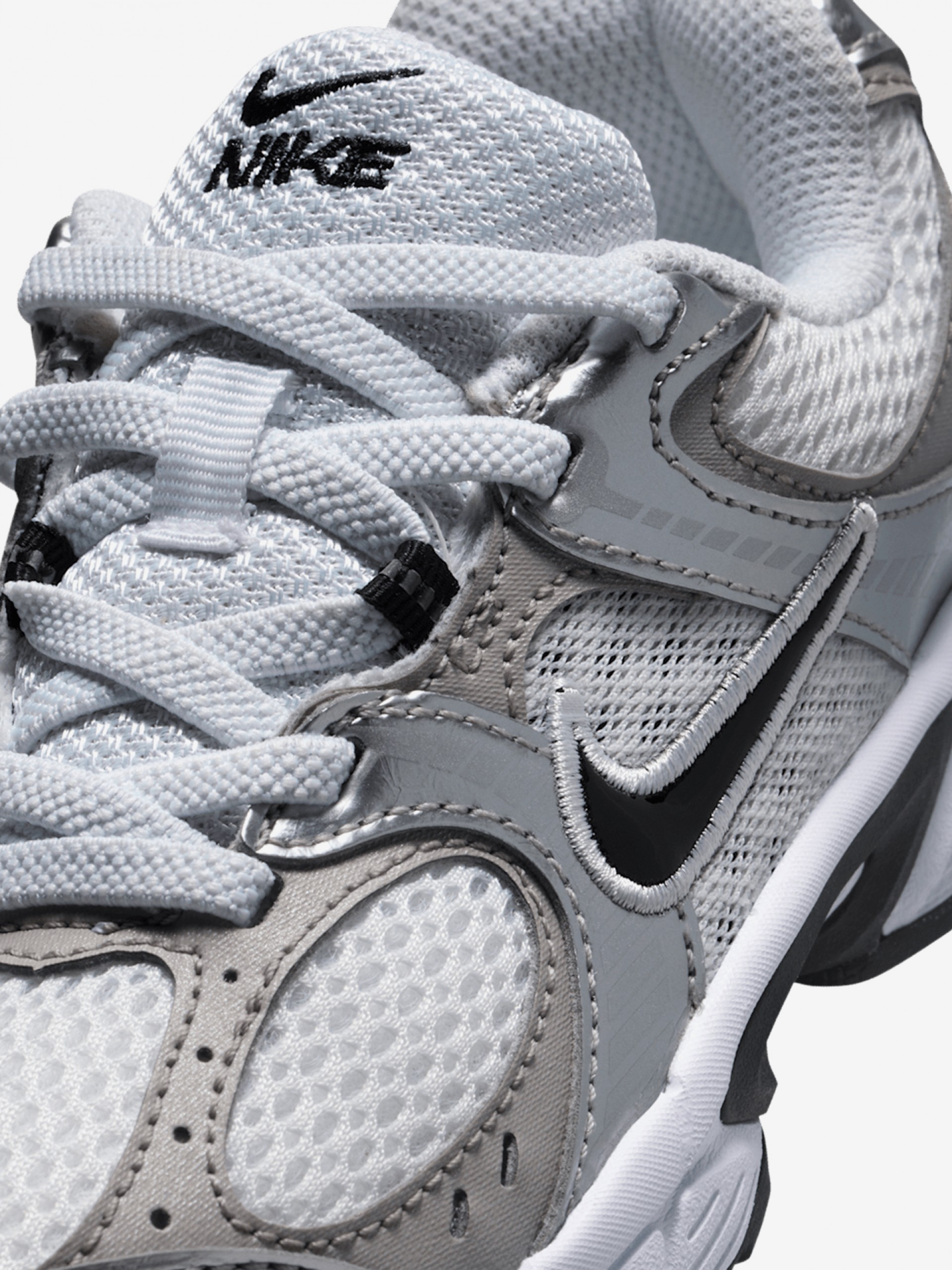 Zapatillas Nike V5 RNR Blancas y Plateadas Para Niño