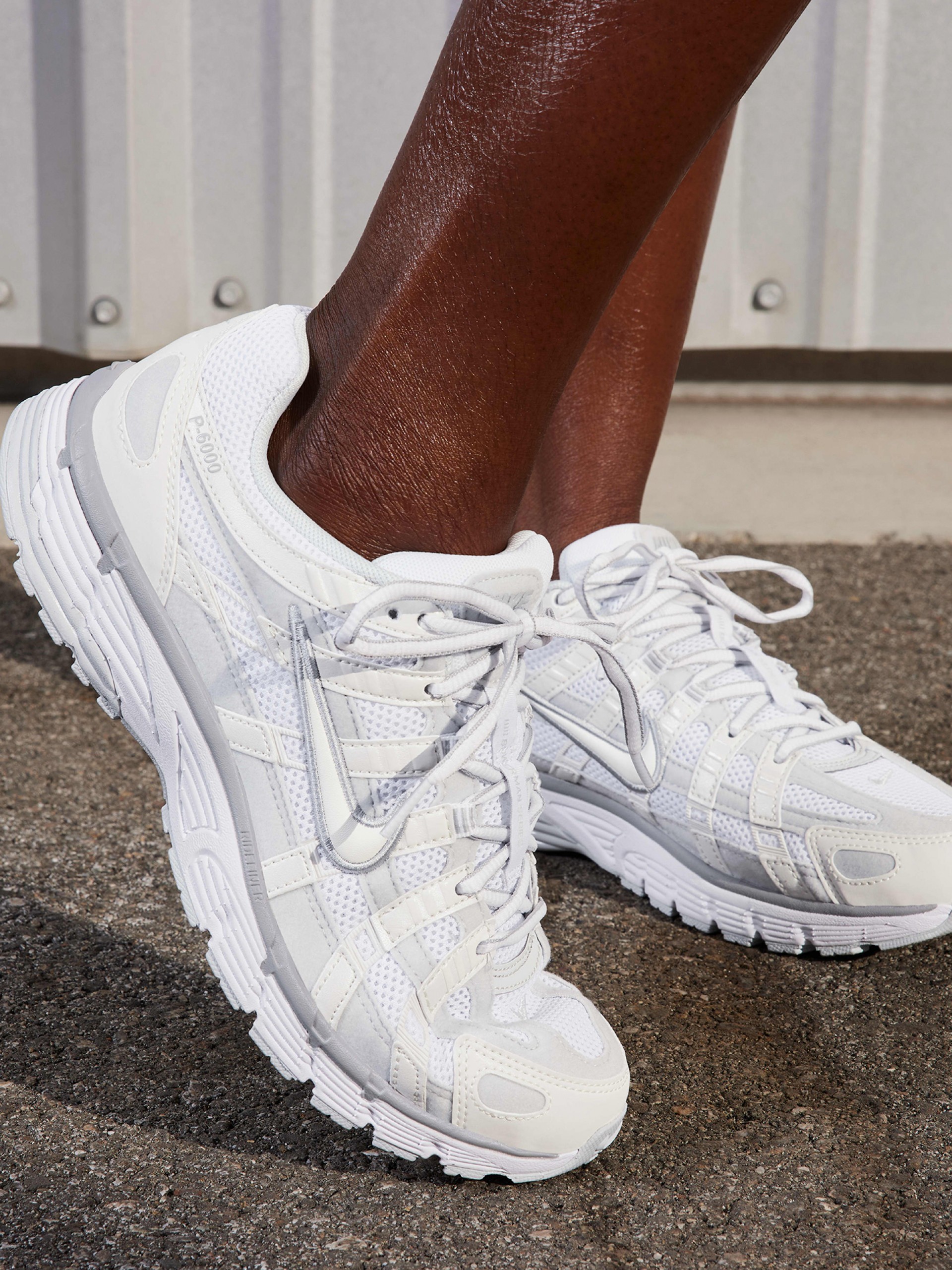 Sapatilhas Nike P-6000 Brancas e Cinzentas Em Camurça Para Mulher