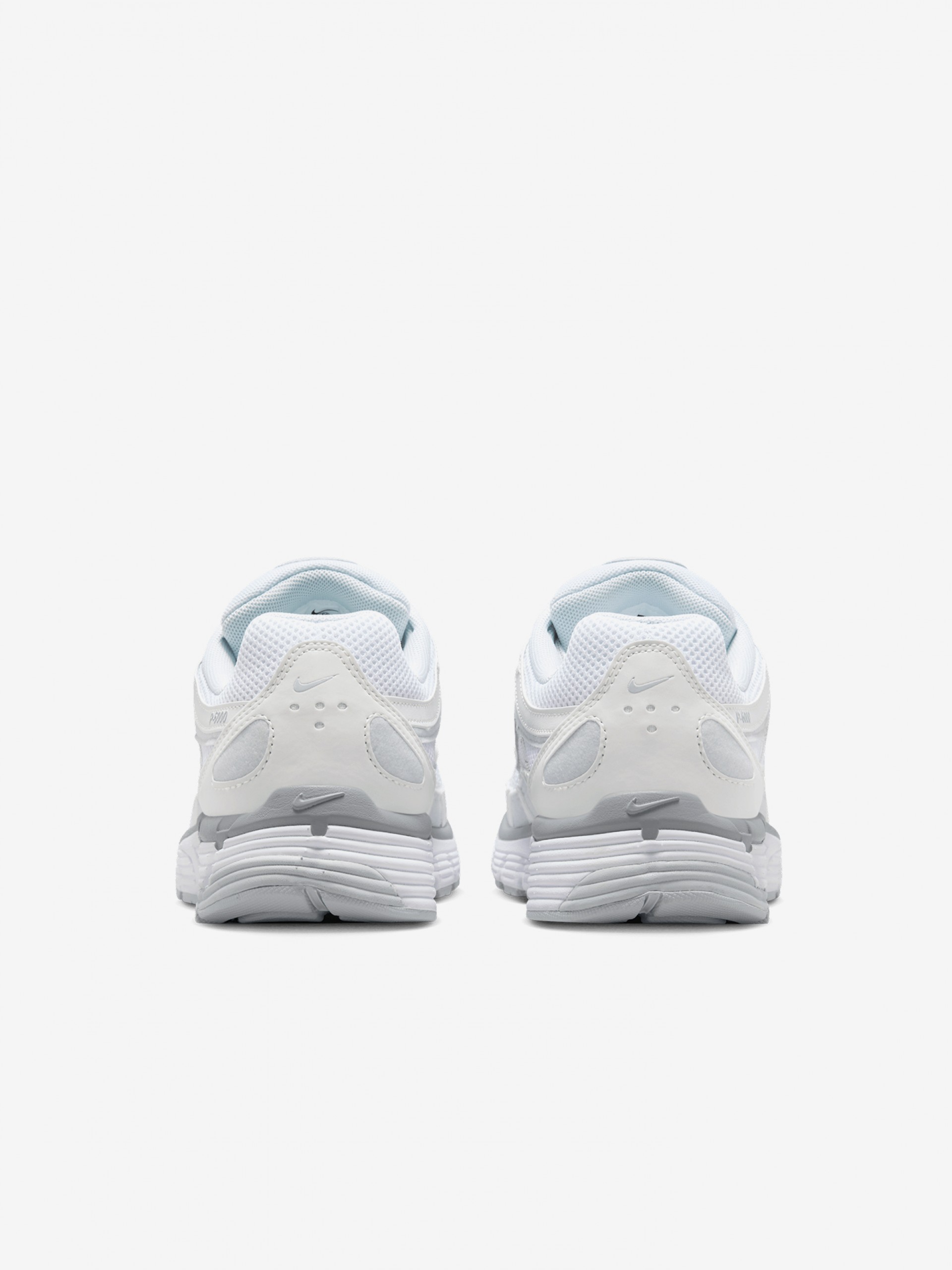 Sapatilhas Nike P-6000 Brancas e Cinzentas Em Camurça Para Mulher