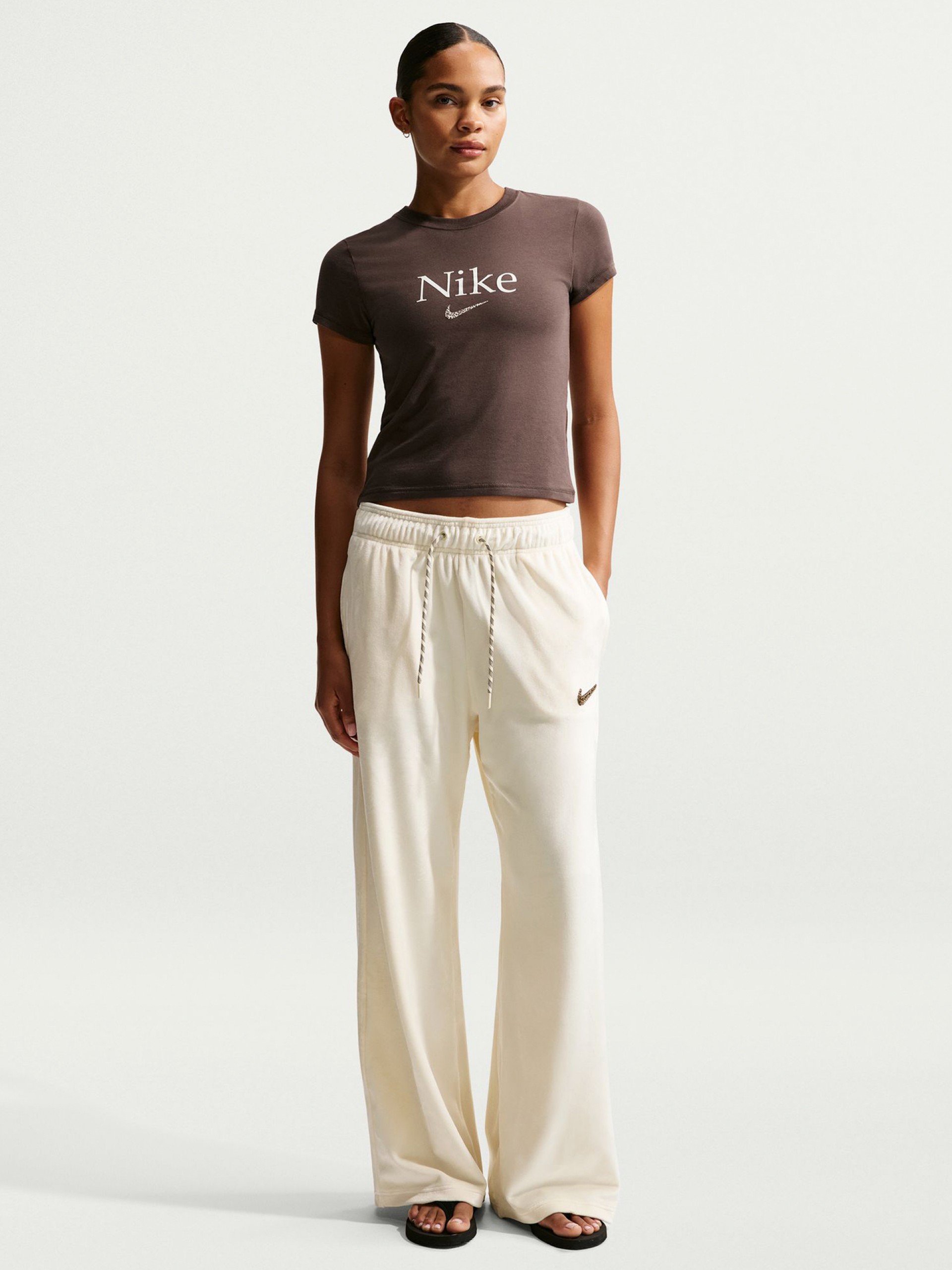 Camiseta Nike Sportswear Cropped Marrón Para Mujer