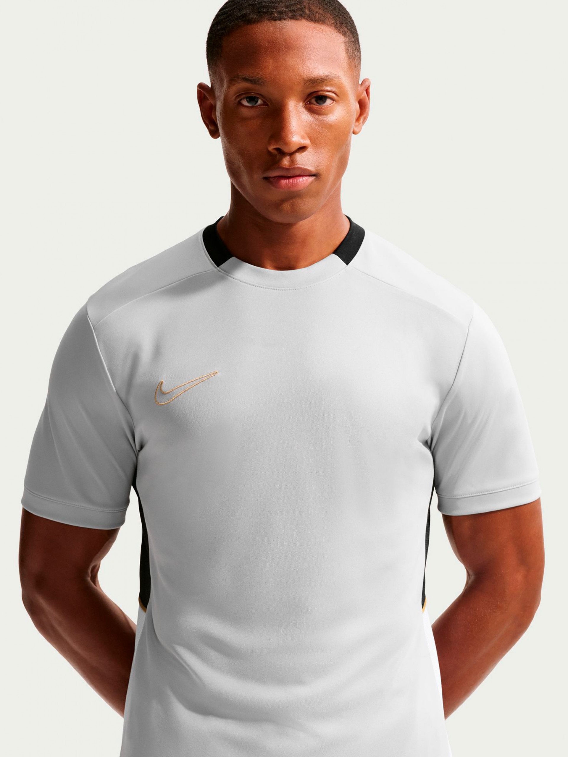 Camiseta de Fútbol Nike Academy Dri-FIT Gris, Negra y Dorada Para Hombre