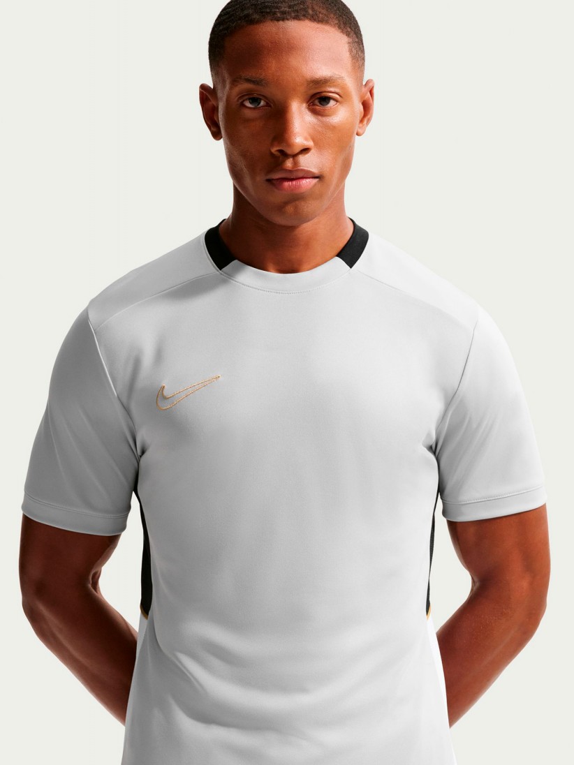 T-shirt de Futebol Nike Academy Dri-FIT Cinzenta, Preta e Dourada Para Homem