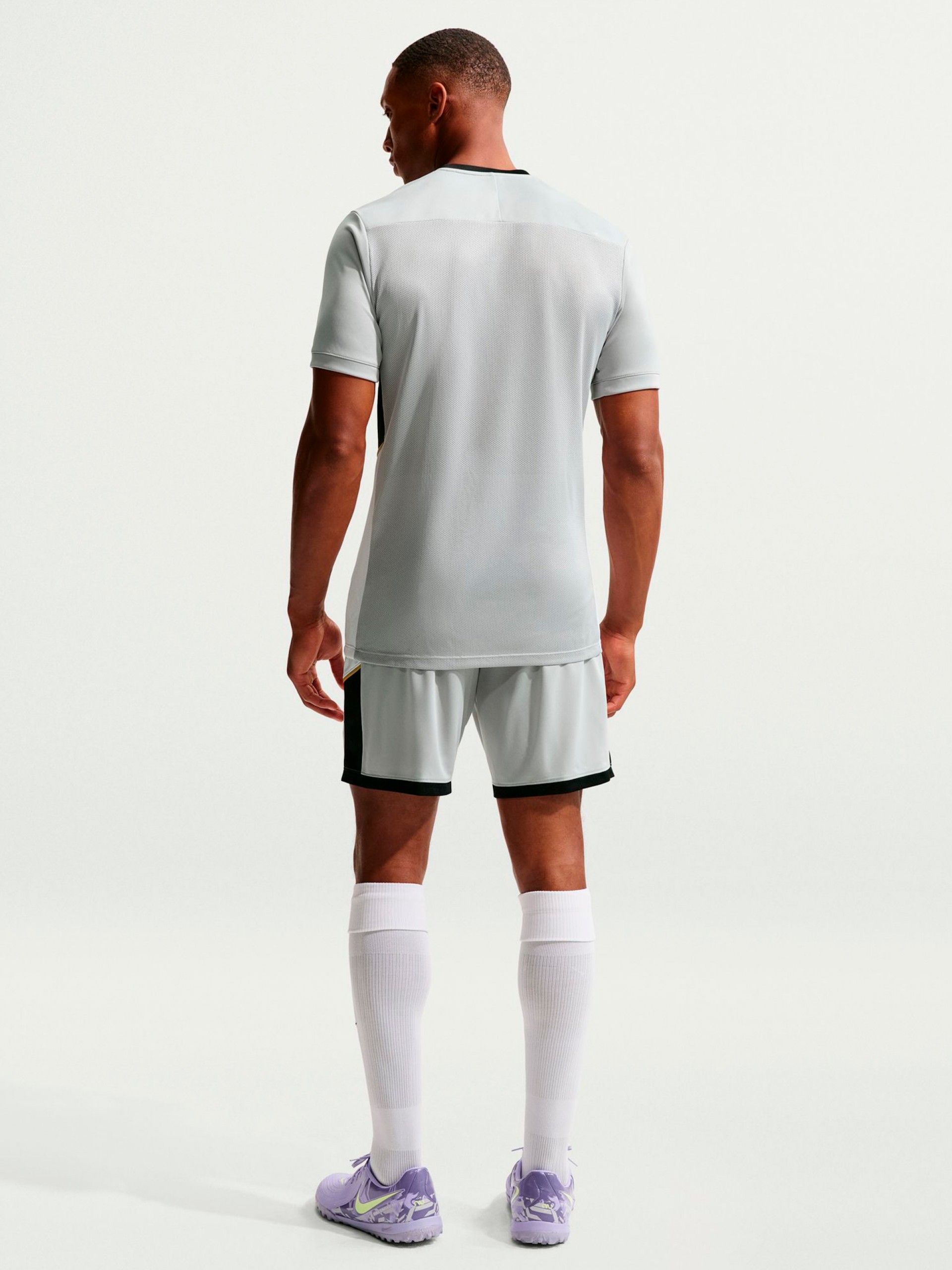 Camiseta de Fútbol Nike Academy Dri-FIT Gris, Negra y Dorada Para Hombre
