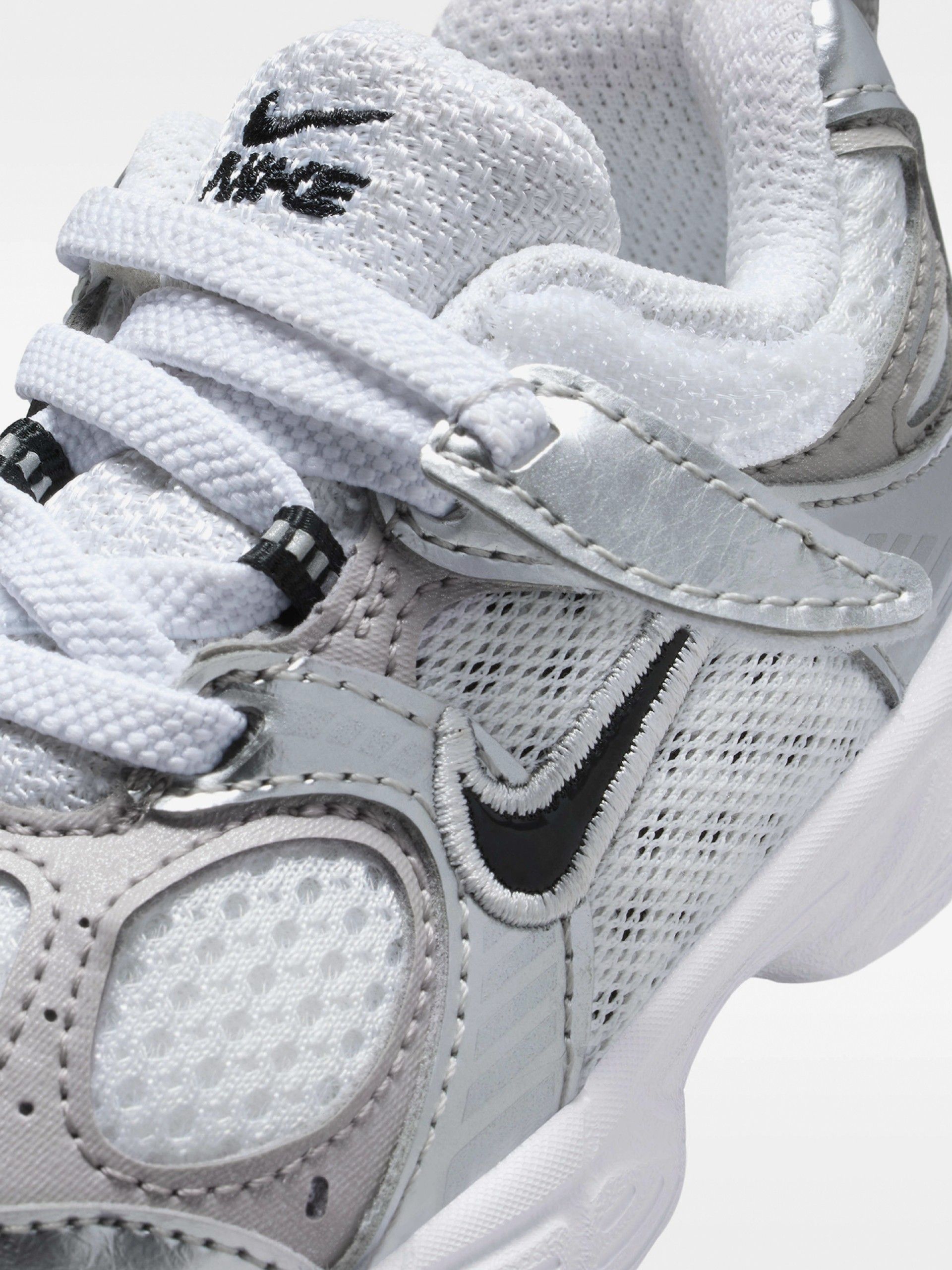 Sapatilhas Nike V5 RNR Brancas e Prateadas Para Bebé