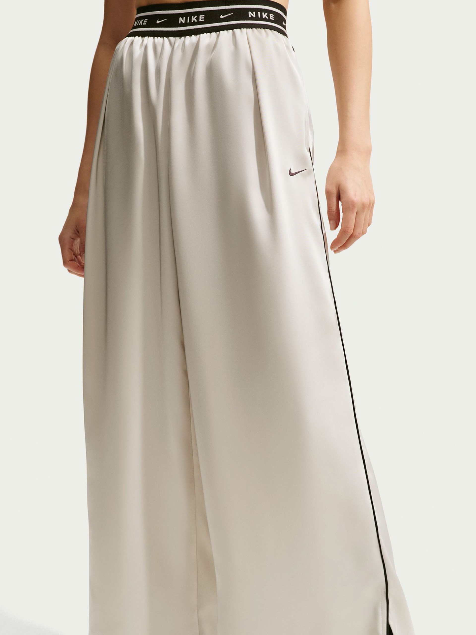 Calças Nike Sportswear Loose Mid-Rise De Cetim Bege e Pretas Para Mulher