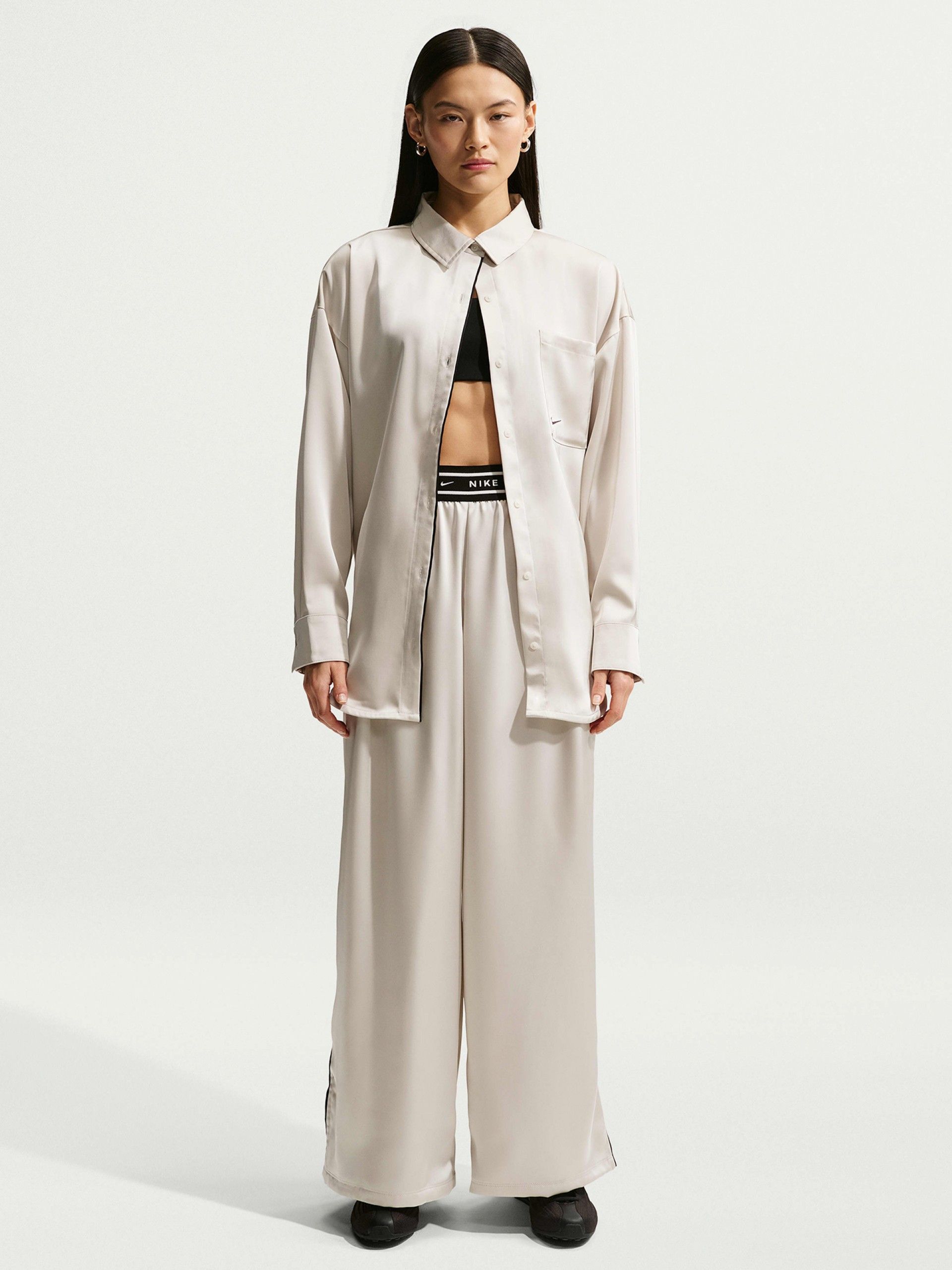 Pantalones Nike Sportswear Loose Mid-Rise De Satén Beige y Negros Para Mujer