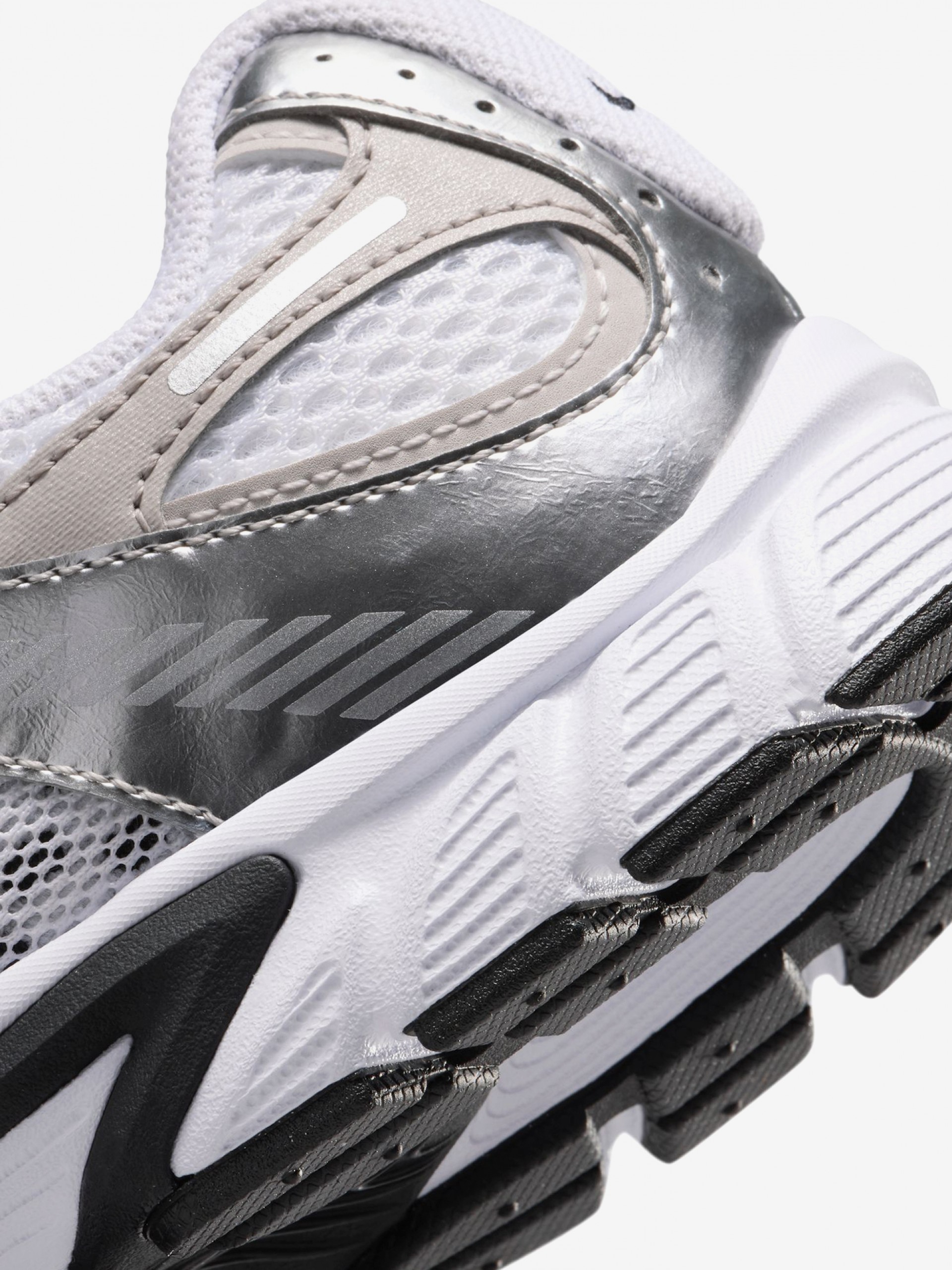 Sapatilhas Nike V5 RNR Brancas e Prateadas Júnior