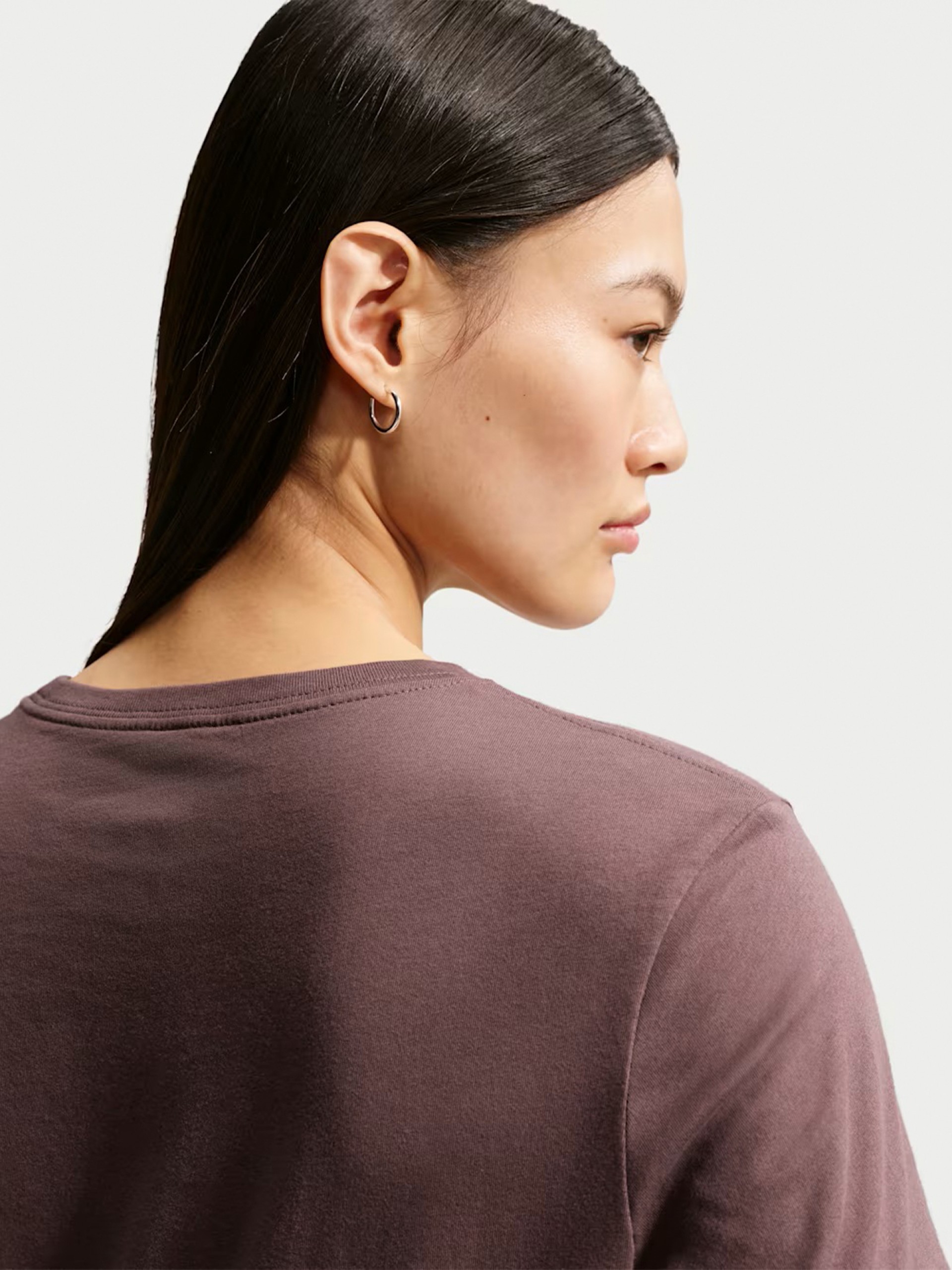 Camiseta Nike Sportswear Club Essentials Burdeos Para Mujer