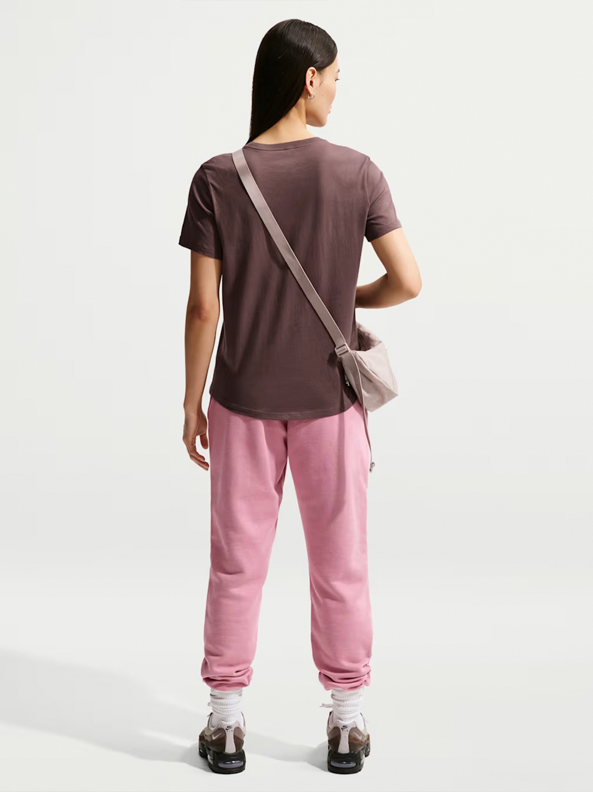 Camiseta Nike Sportswear Club Essentials Burdeos Para Mujer