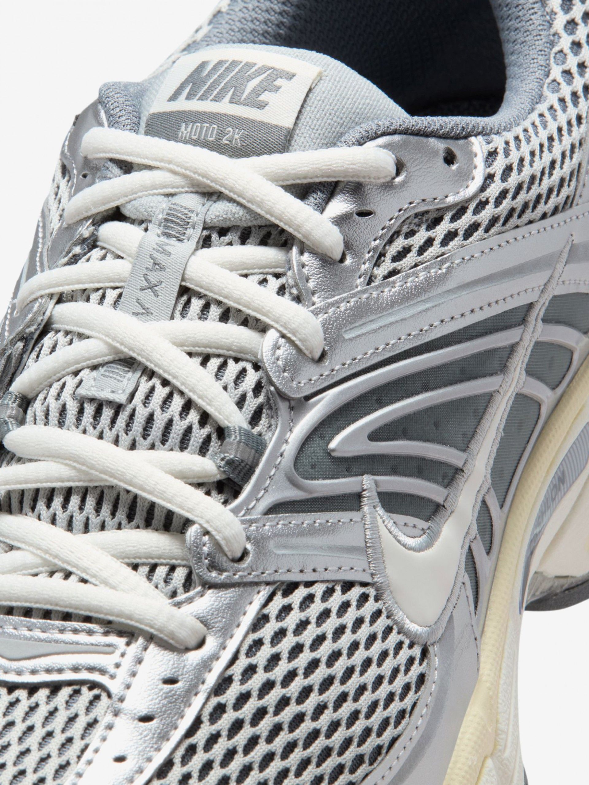 Sapatilhas Nike Air Max Moto 2K Cinzentas e Prateadas Para Homem